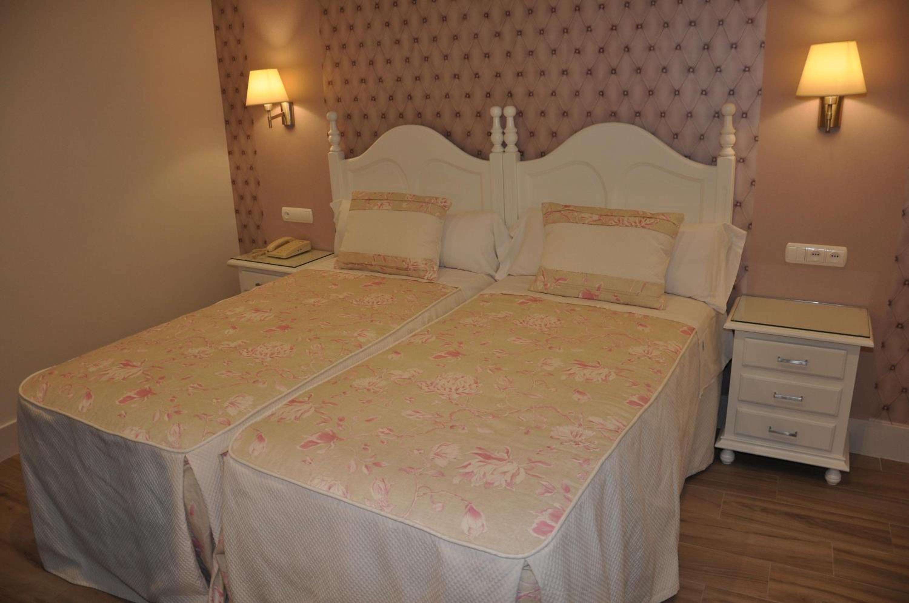 Standard Twin Room - Photo 9