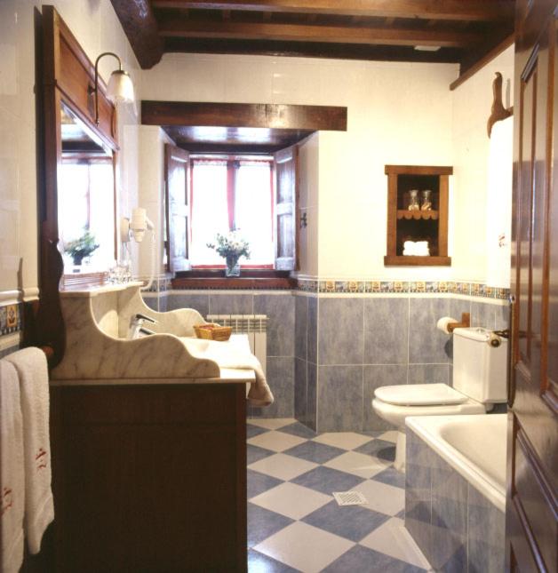 Six-Bedroom House photo 3