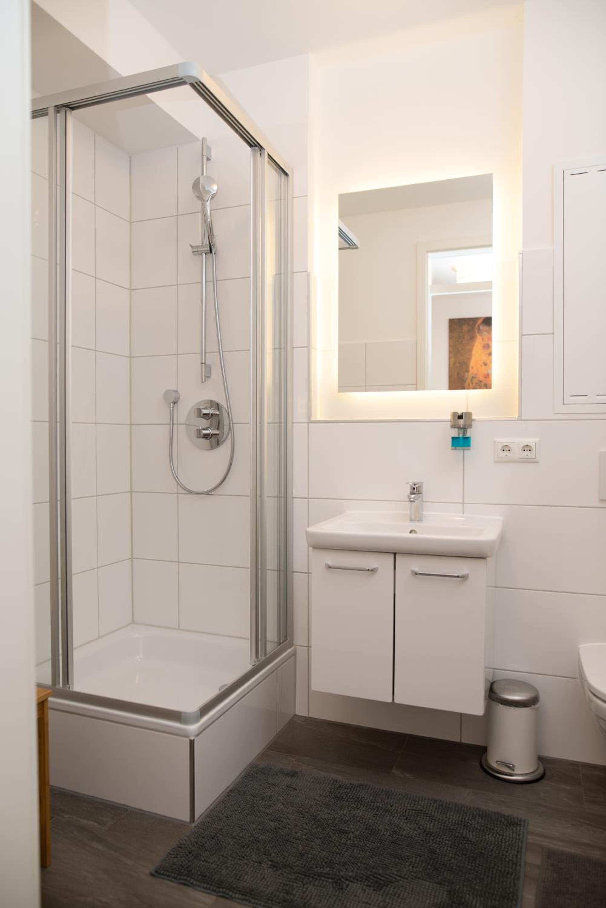 Apartment with Balcony - Photo 6