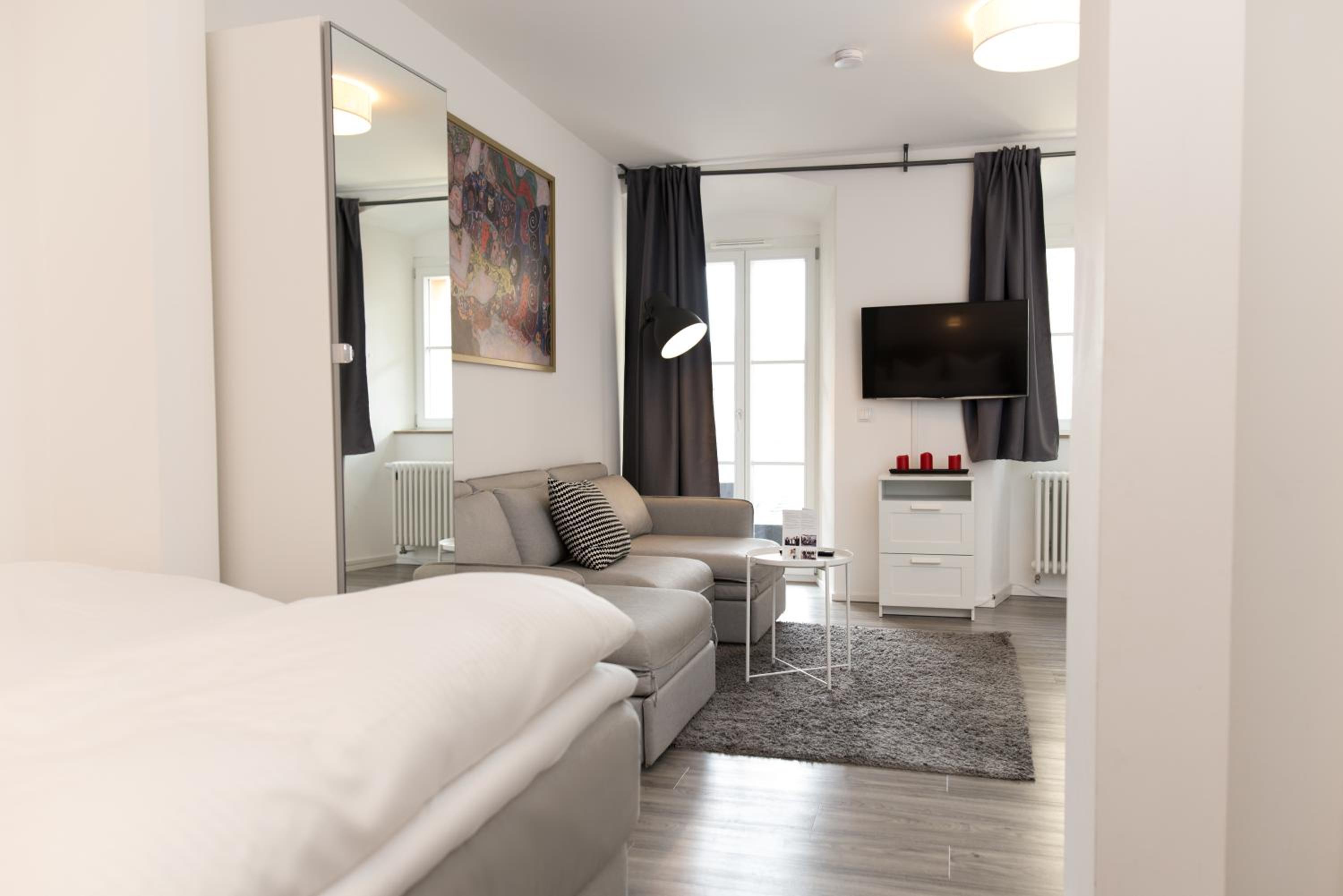 Apartment with Balcony - Photo 4