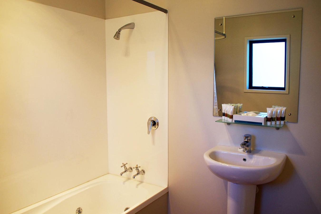 Studio with Spa Bath - Photo 5