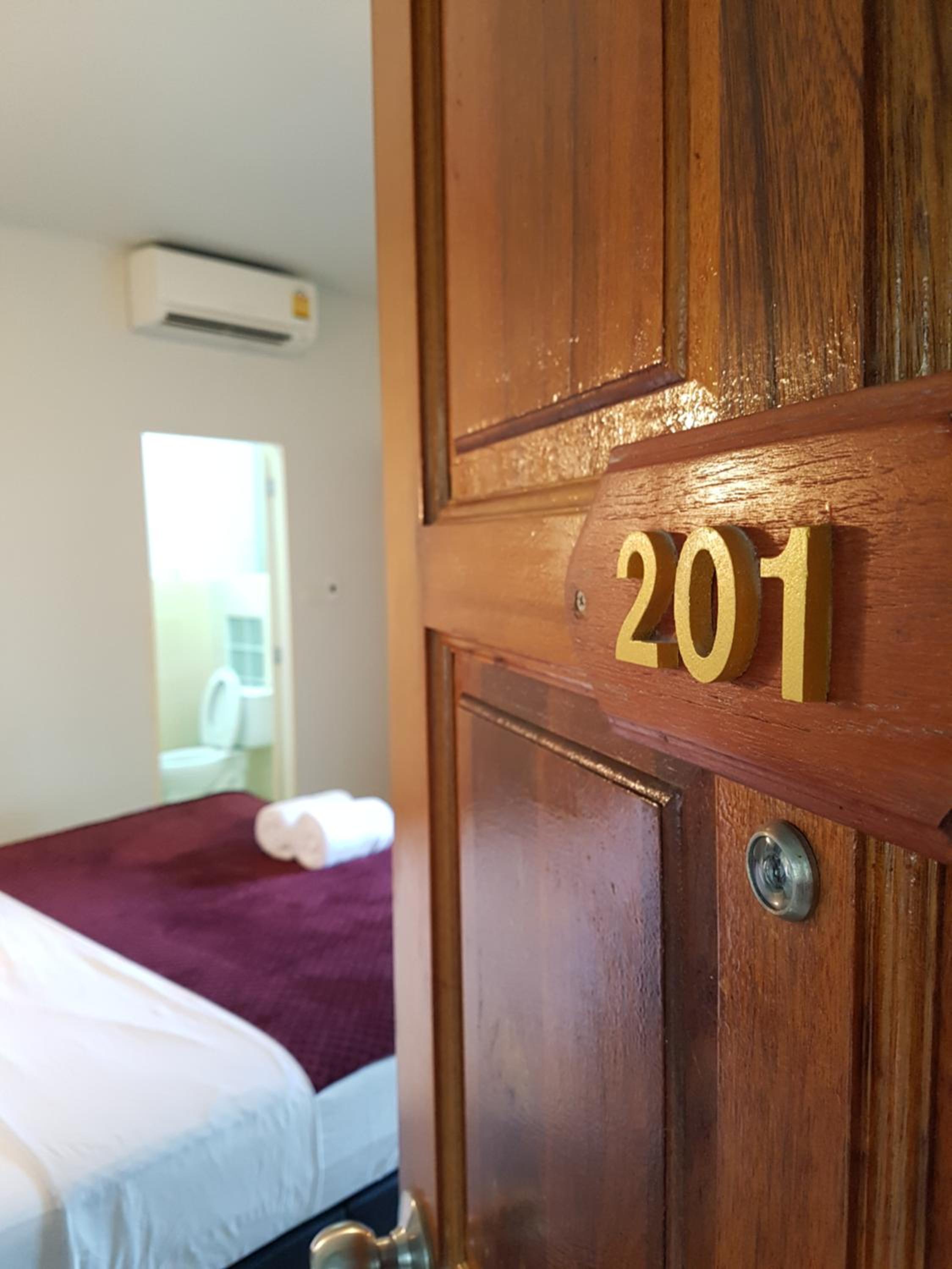 Queen Room with Balcony - Photo 14