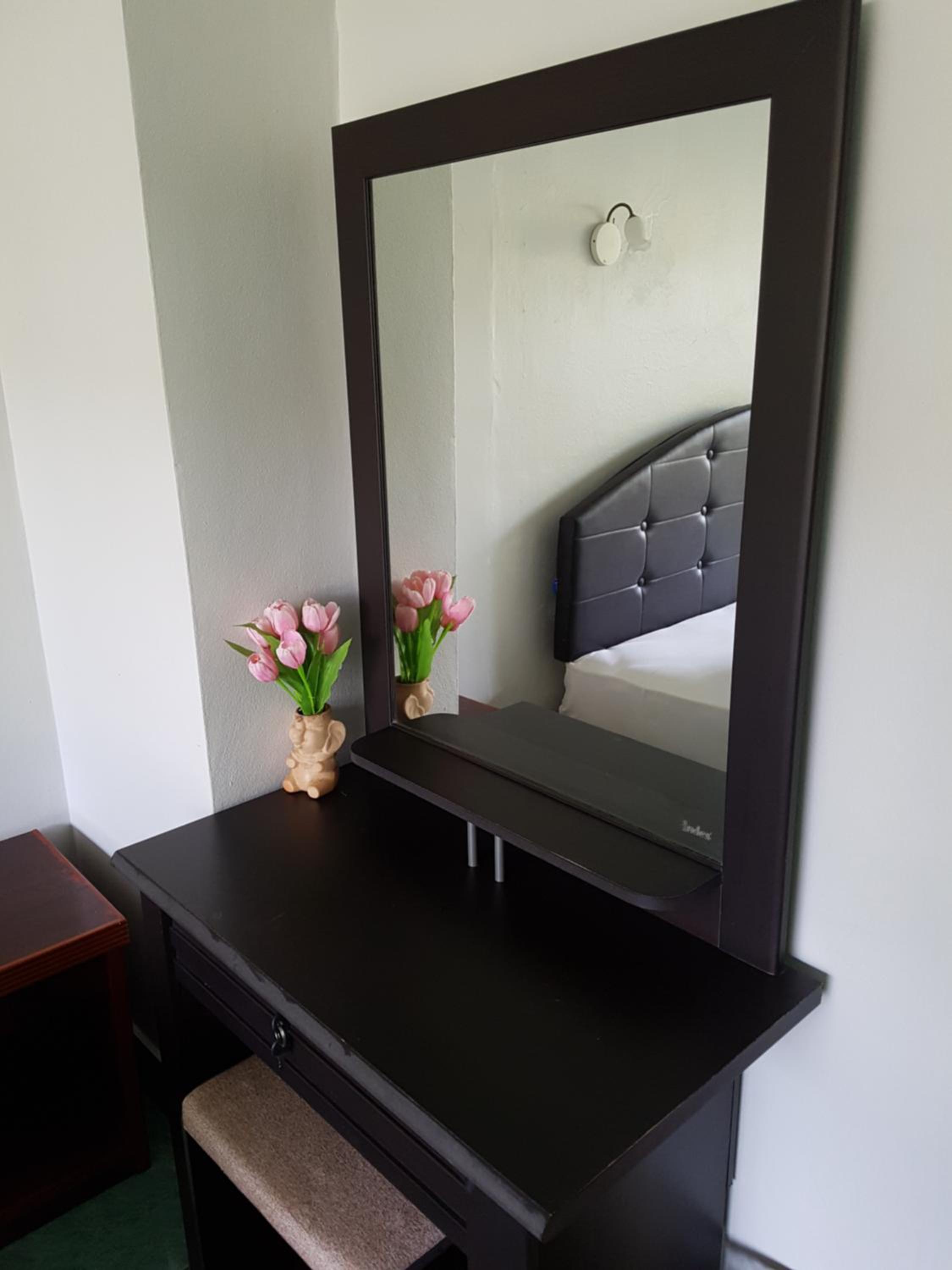 Queen Room with Balcony - Photo 12