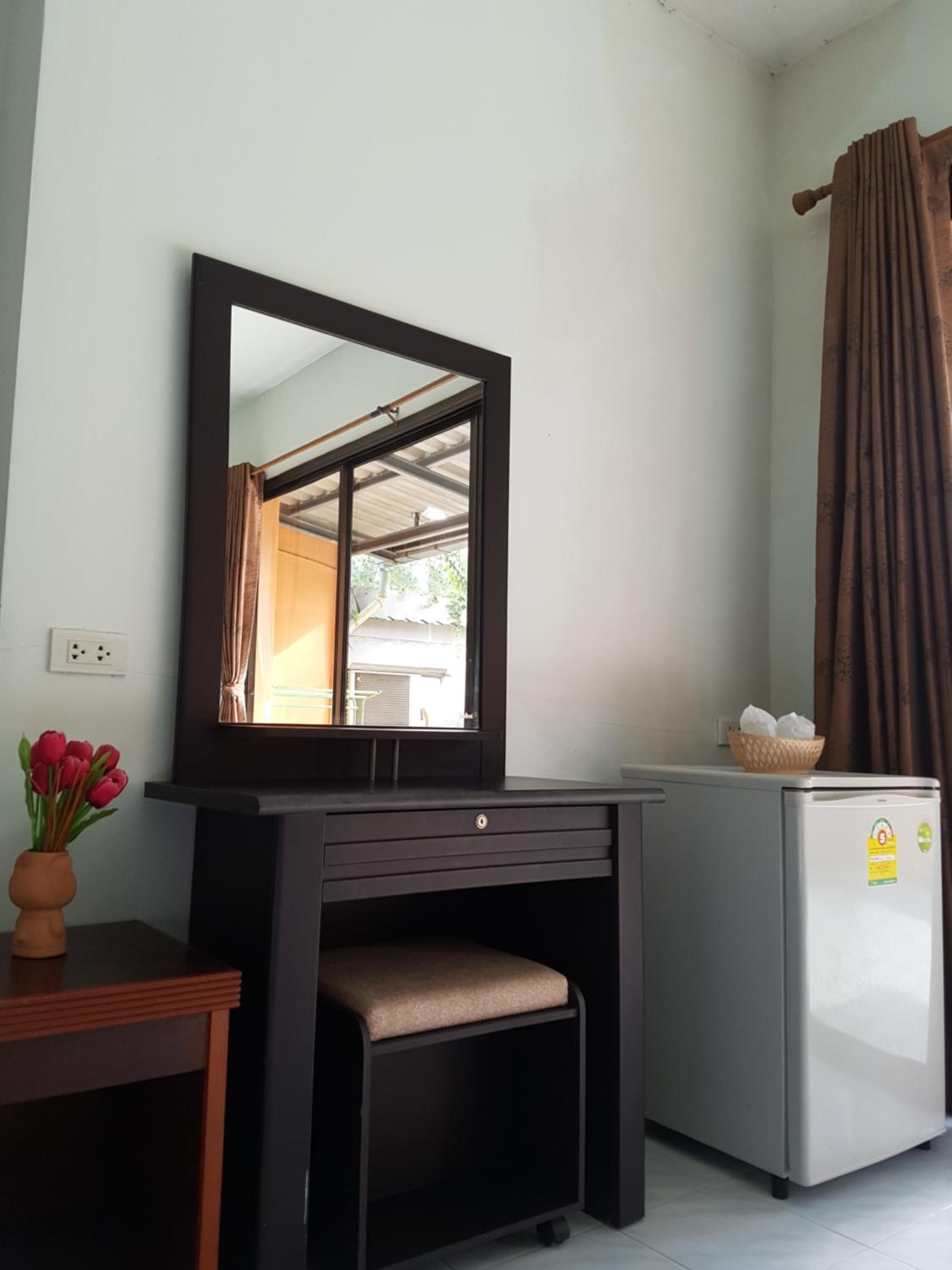 Queen Room with Balcony - Photo 11