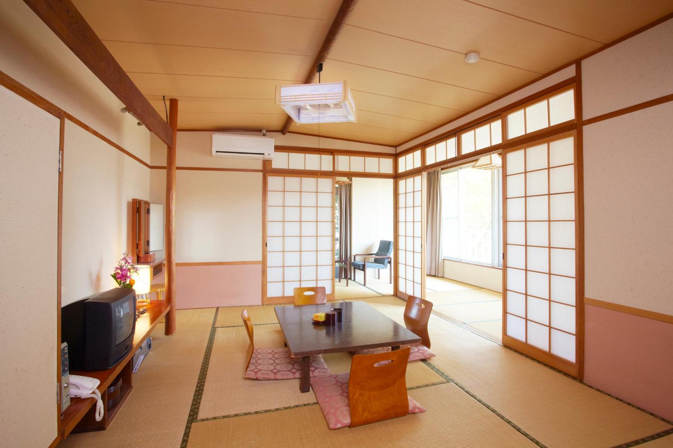Japanese-Style Room with Shared Bathroom - Photo 3