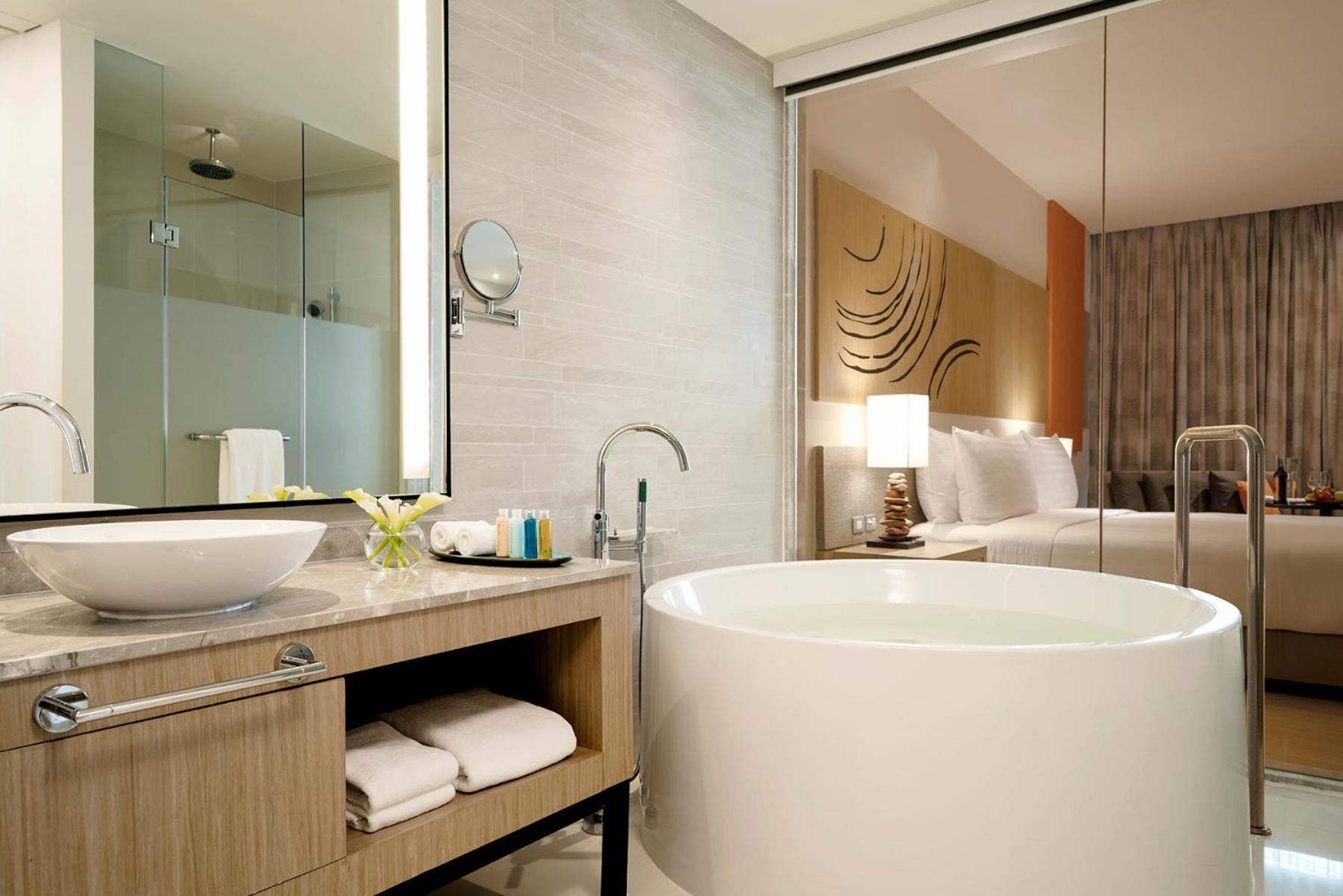 Junior King Suite with Sea View - Photo 5