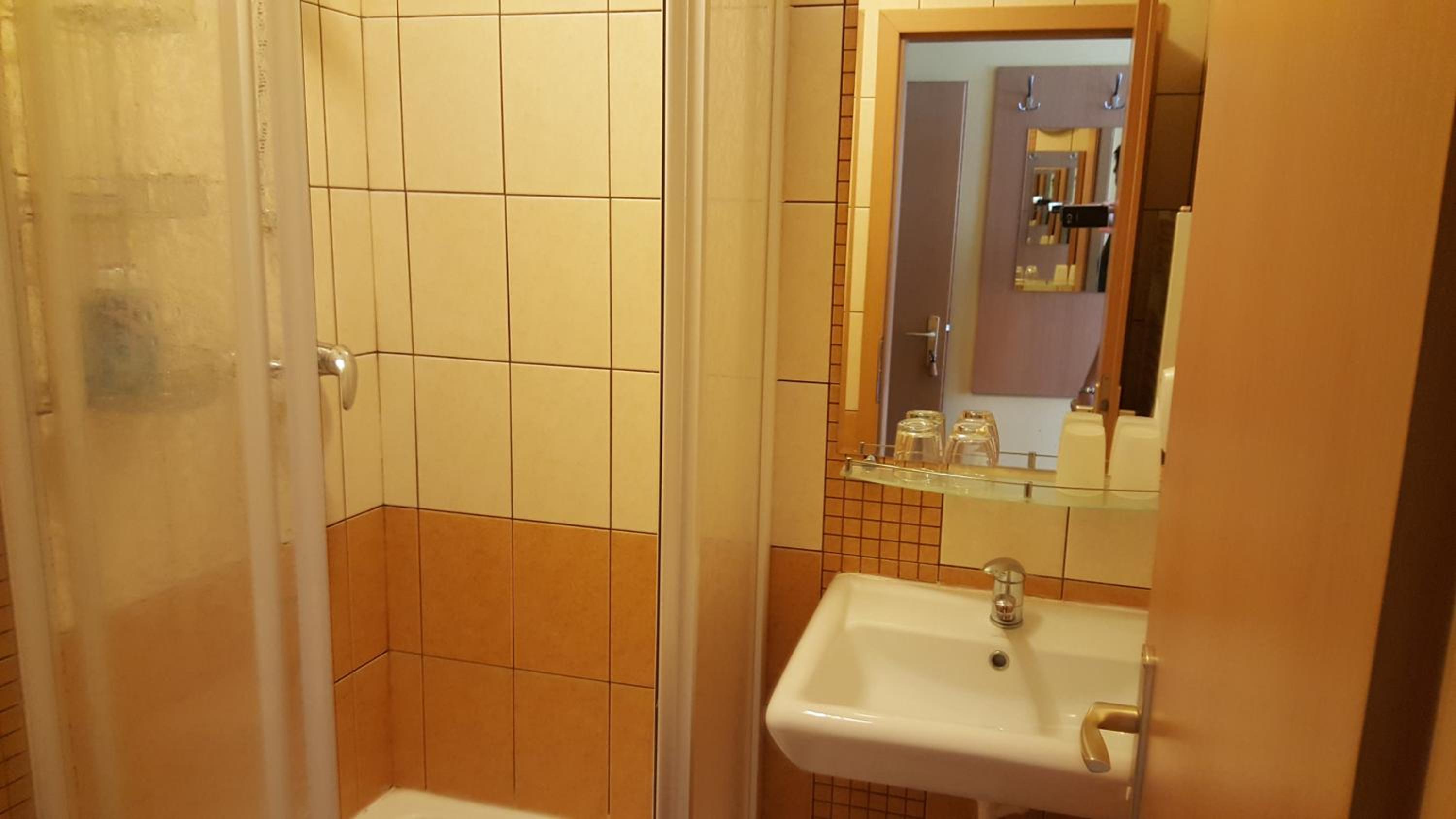 Standard Double or Twin Room - Photo 4