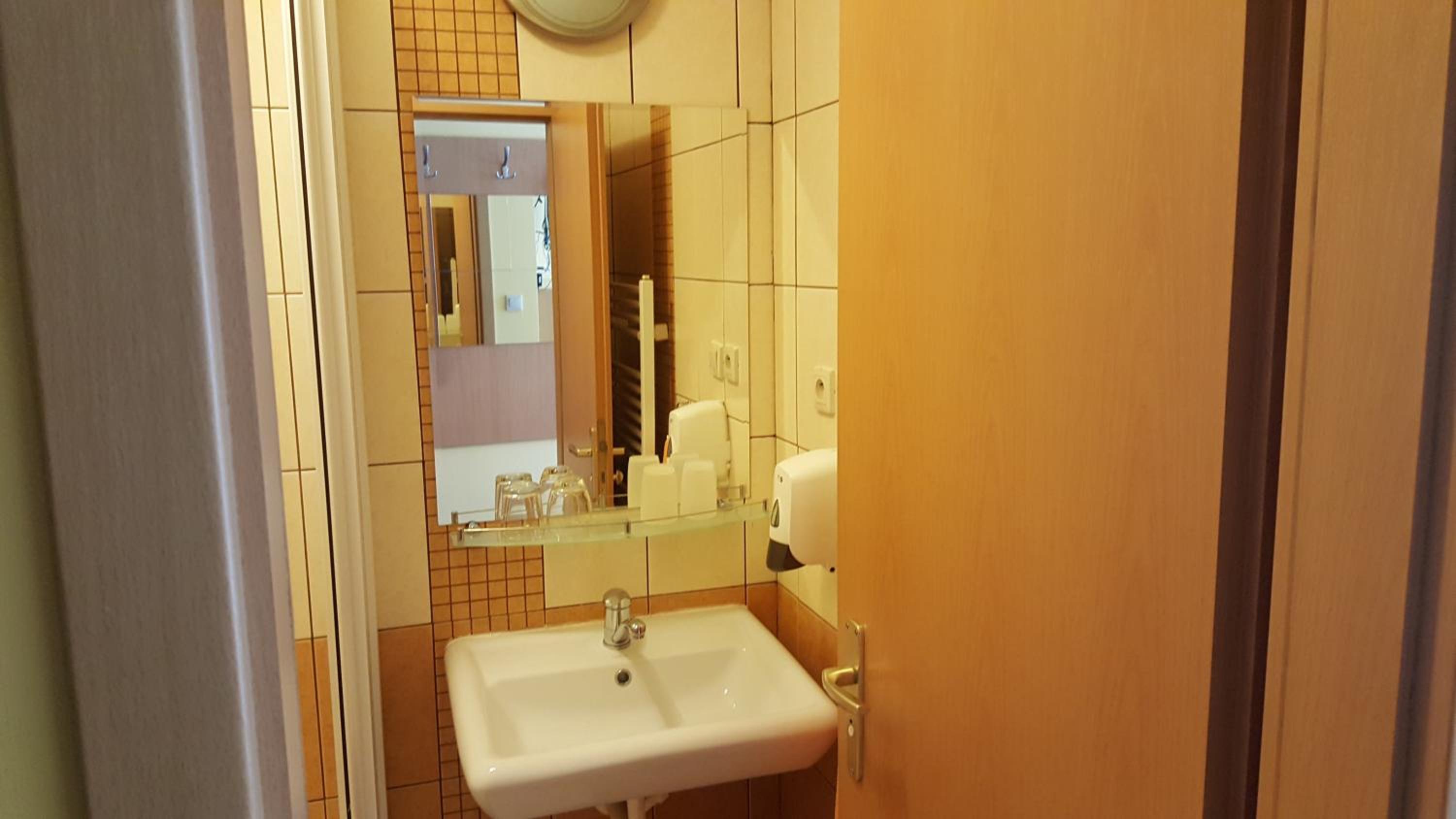 Large Double Room - Photo 2