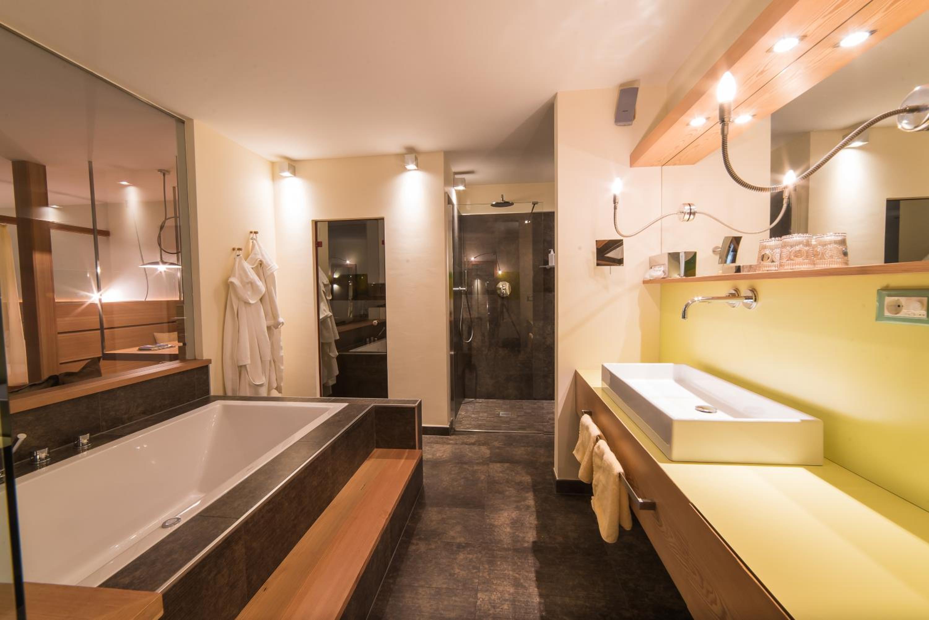 Large Suite photo 3