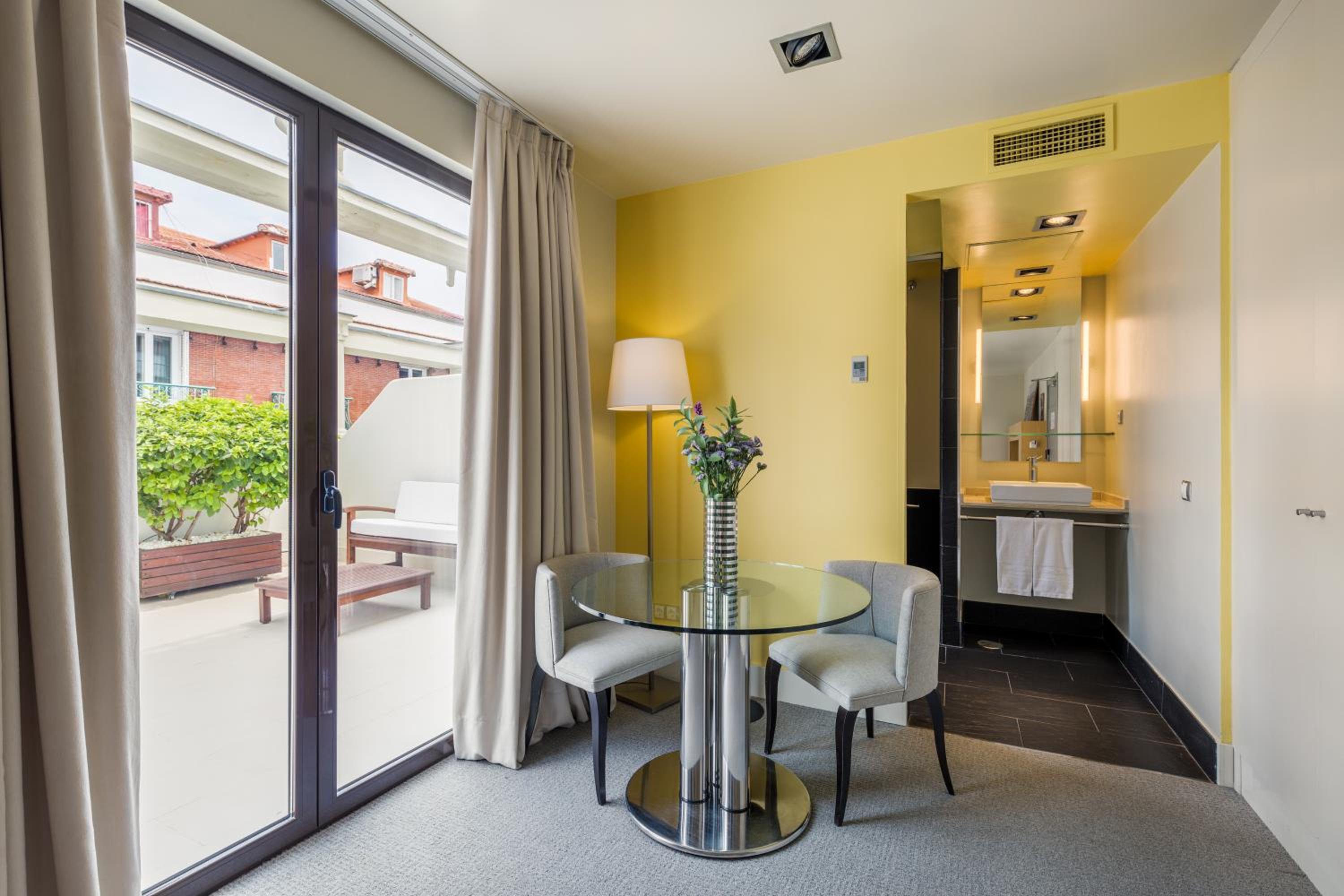 Executive Double Room with Terrace thumbnail 6