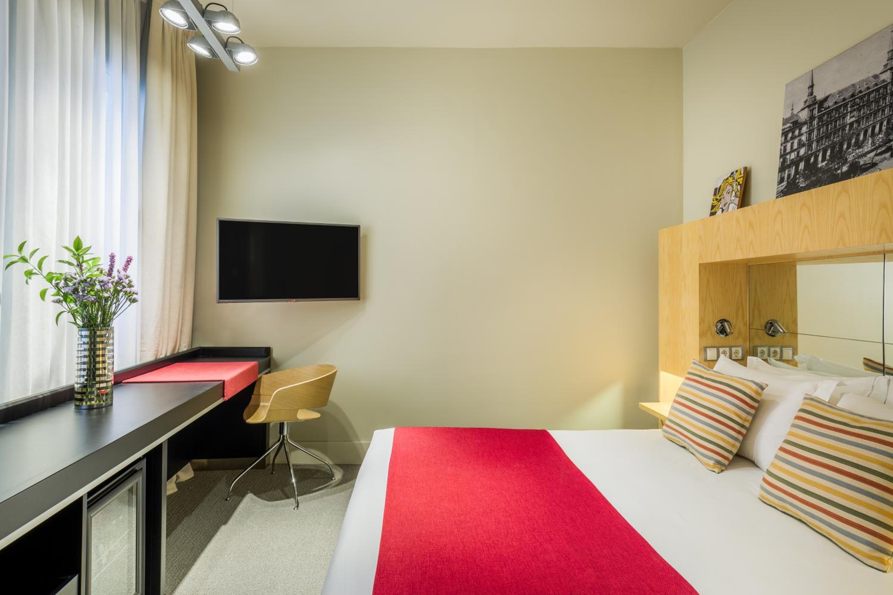 Basic Double Room thumbnail 6