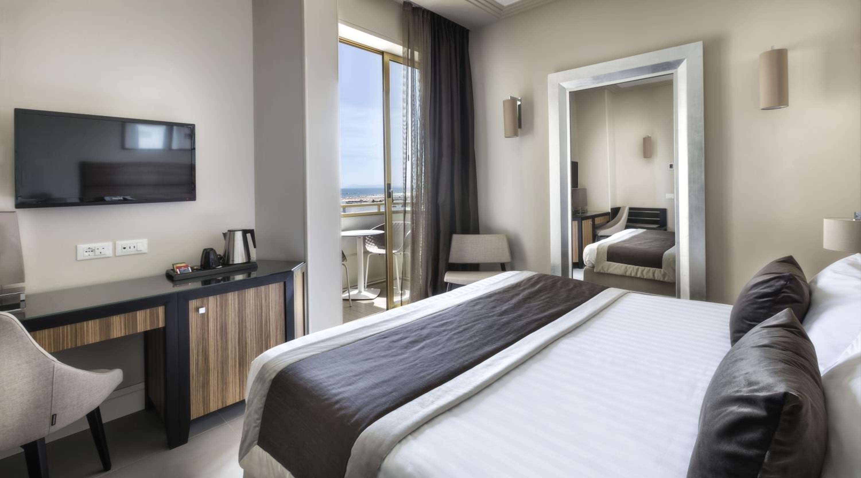 Deluxe Double or Twin Room - Photo 6