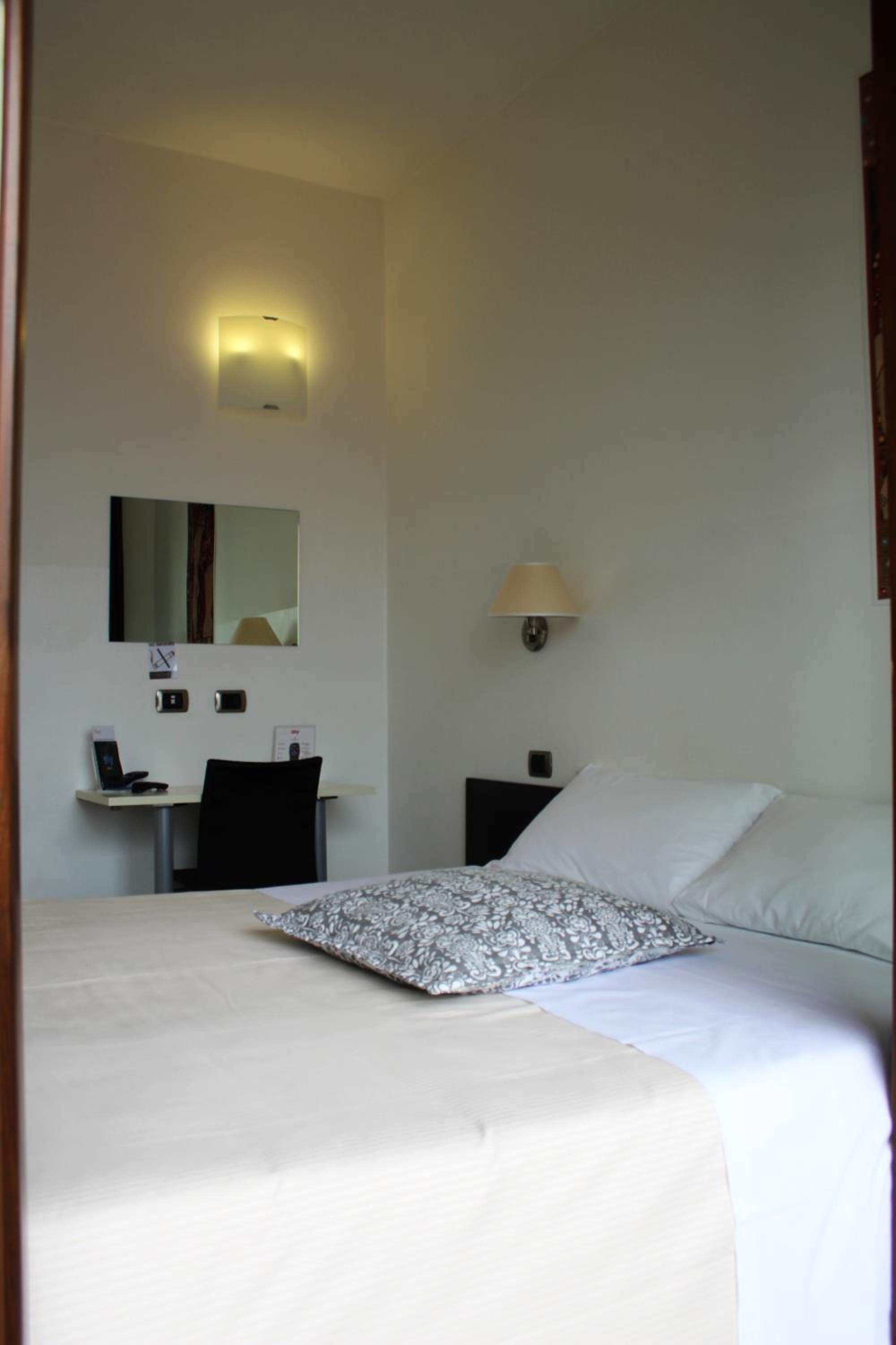 Double or Twin Room with Lake View - Photo 4