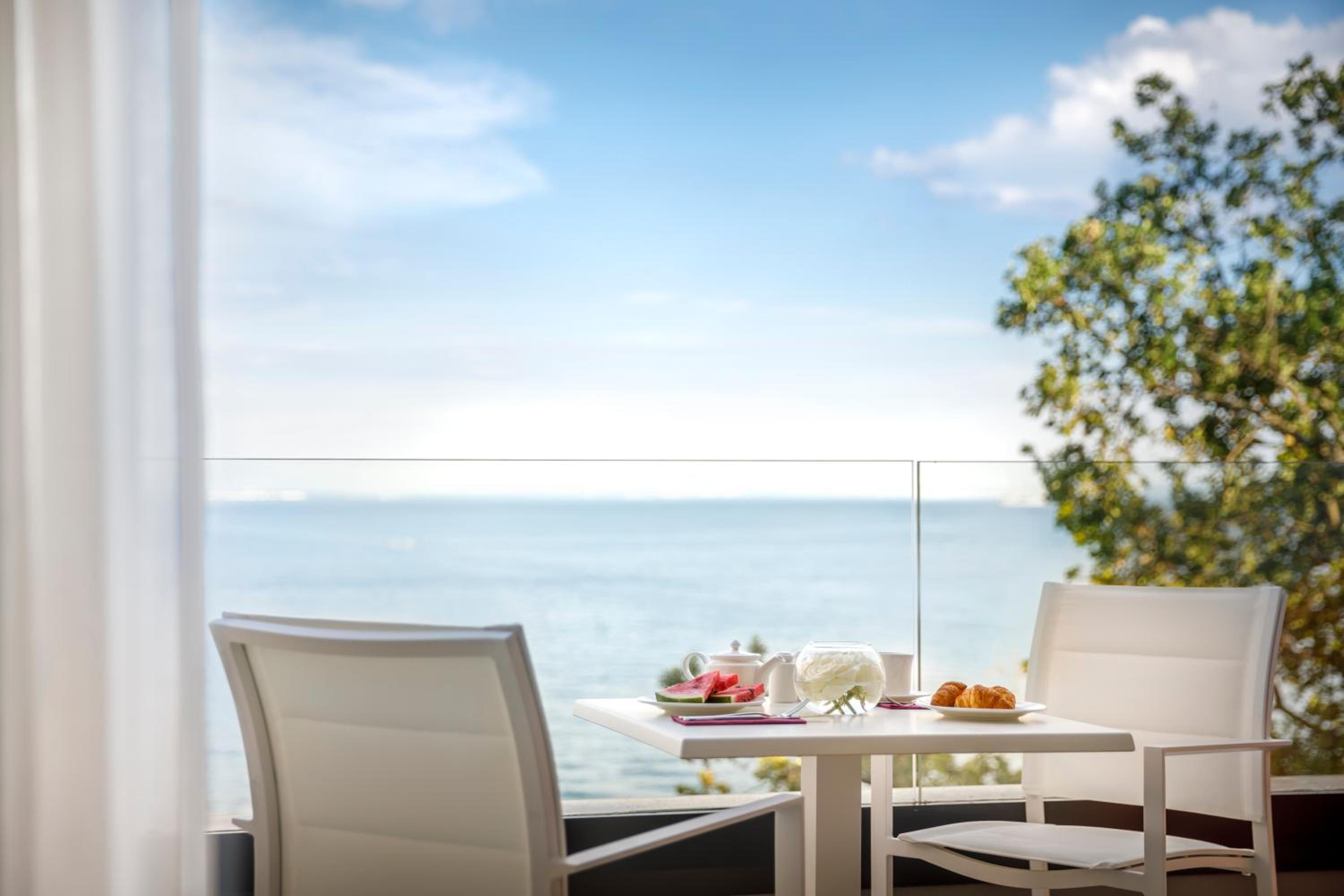 Superior Double Room with Sea View and Sofa Bed photo 2