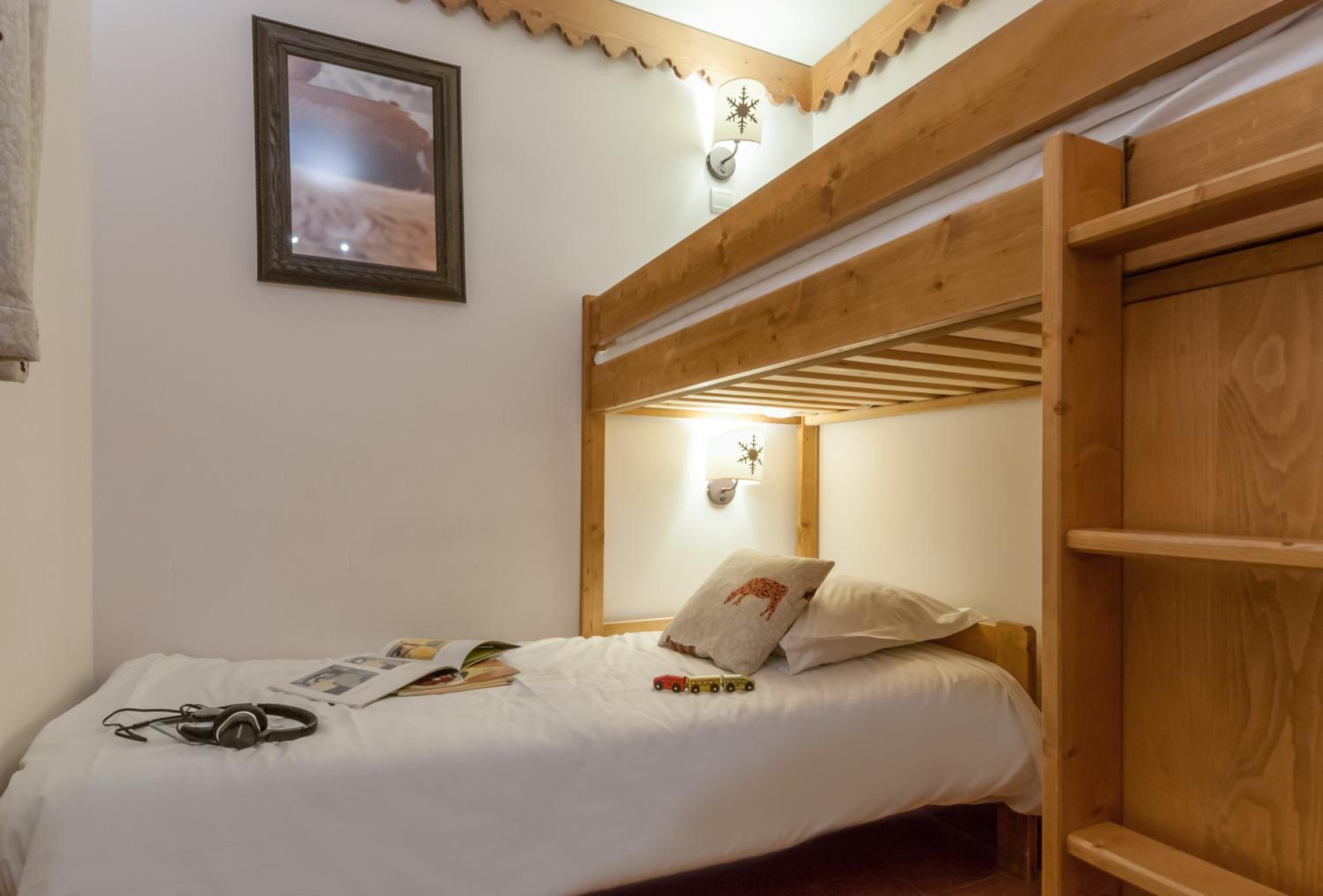 One-Bedroom Apartment with Sleeping Alcove and Balcony (5 People)