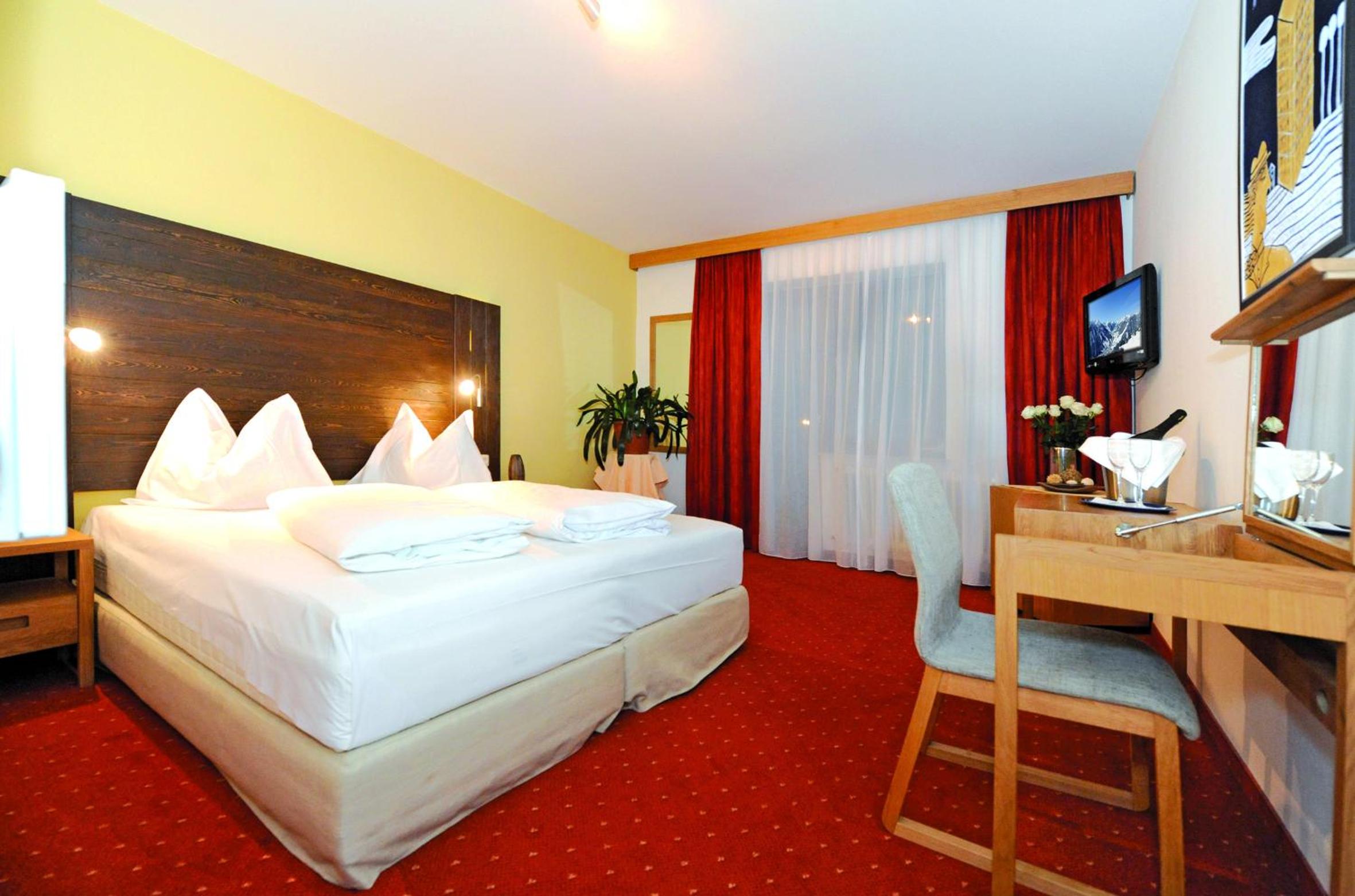 Double Room with Balcony - Photo 2