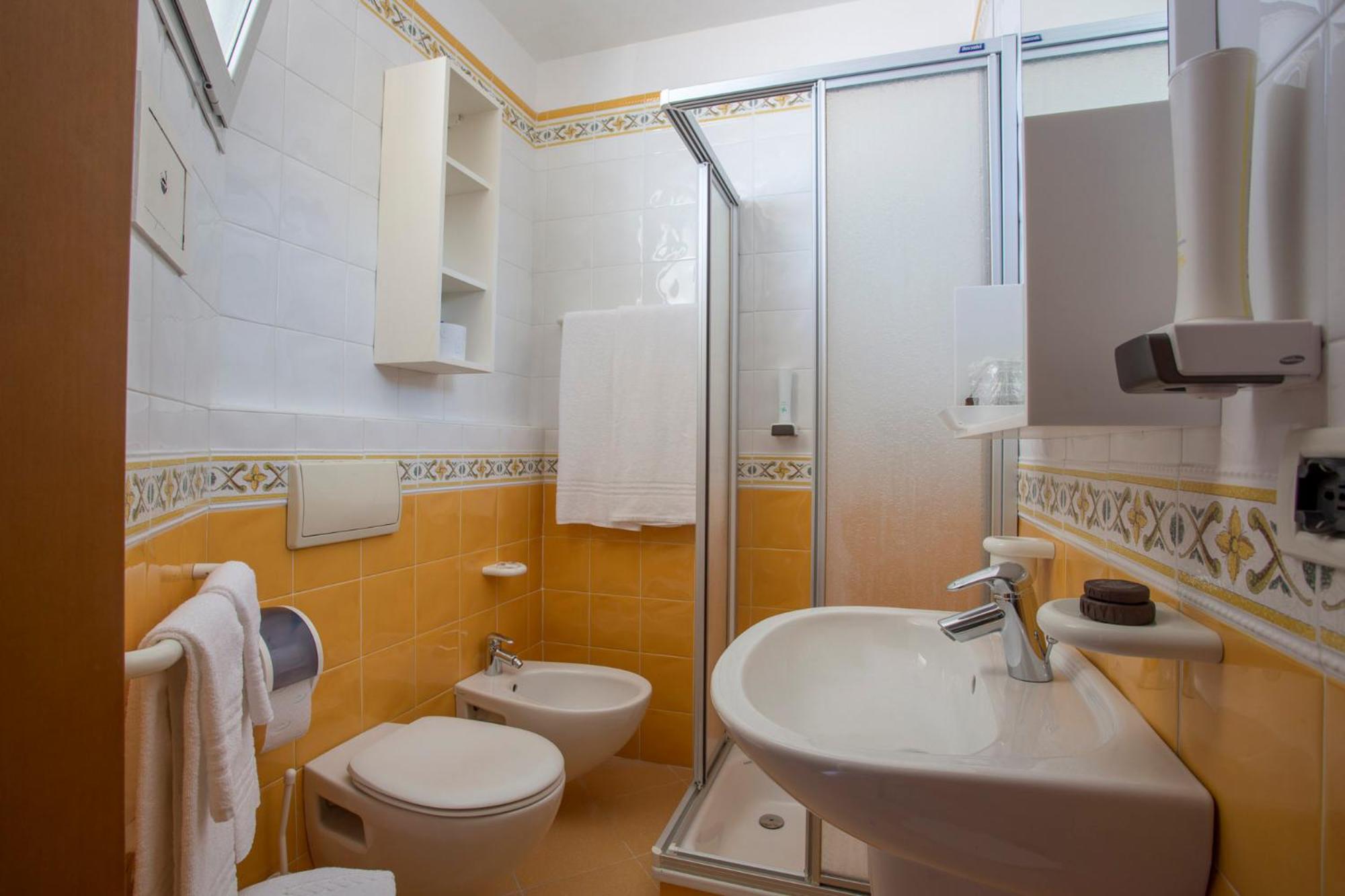 Standard Double or Twin Room - Photo 4
