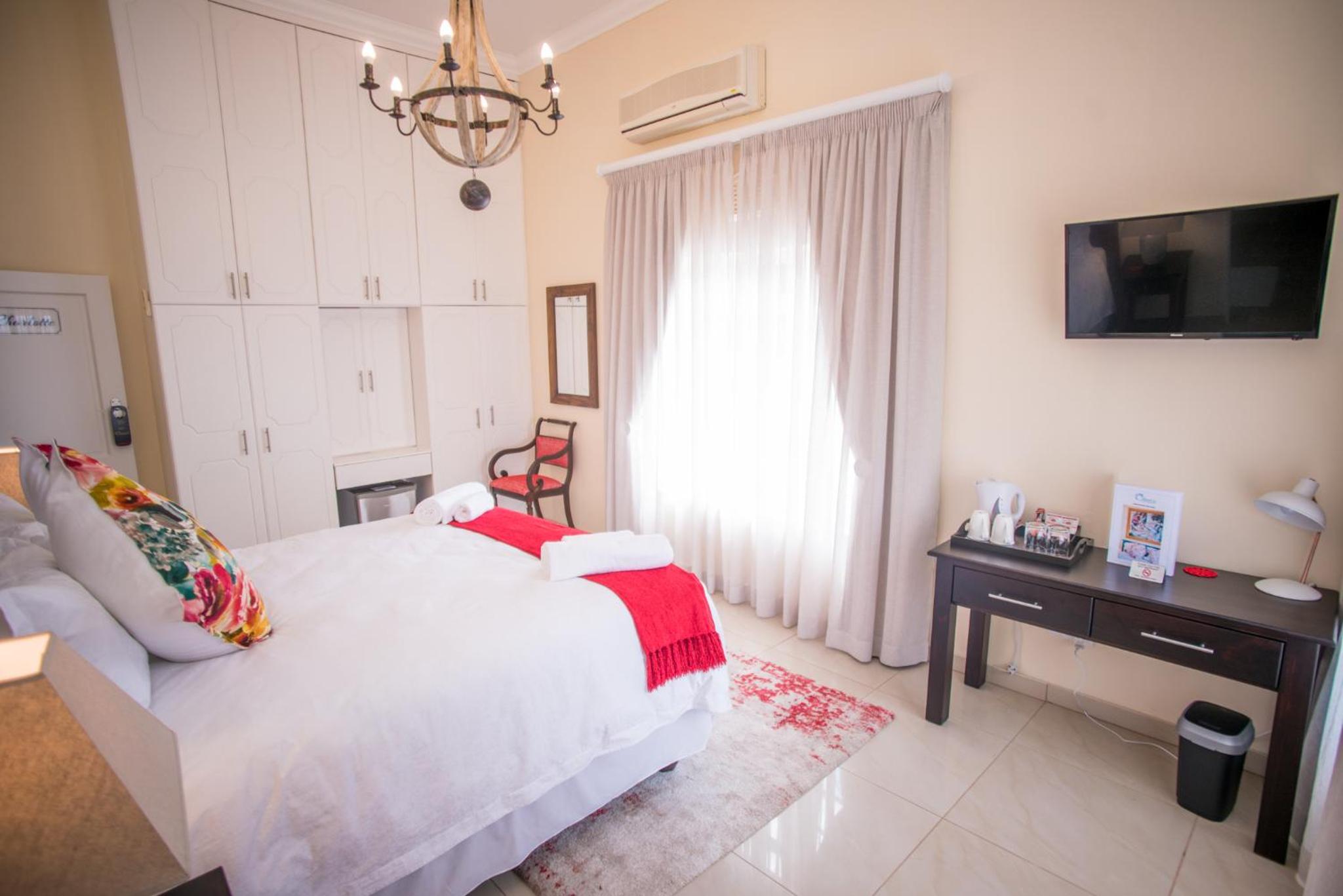 Deluxe Double Bedroom - Photo 2