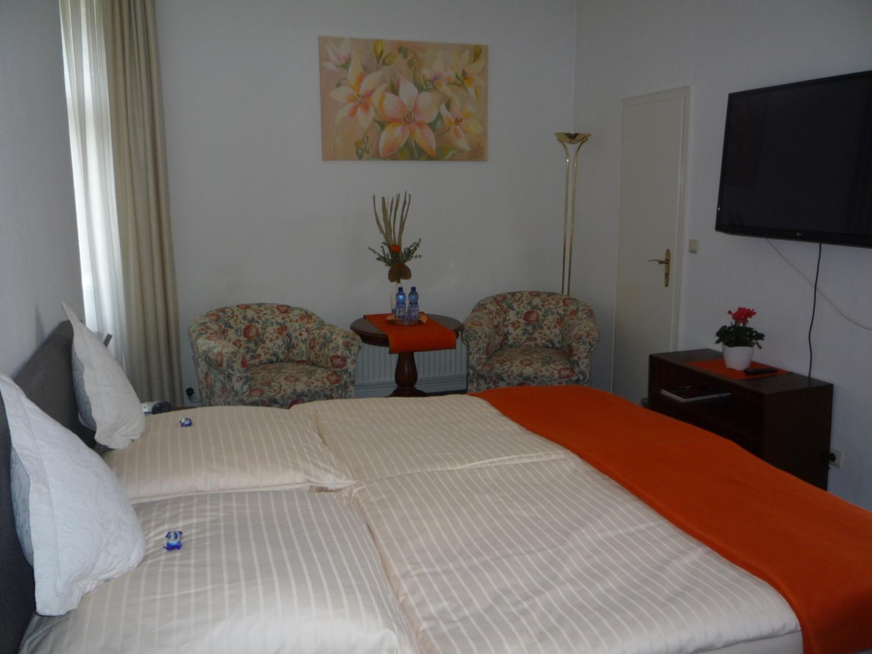 Double Room with Balcony - Photo 2