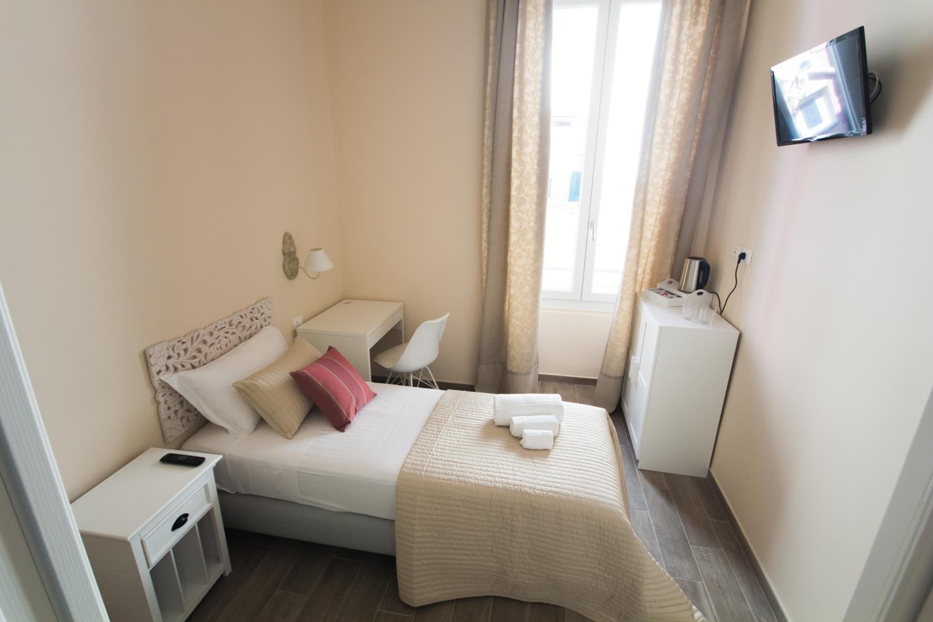 Single Room with Private Bathroom photo 1