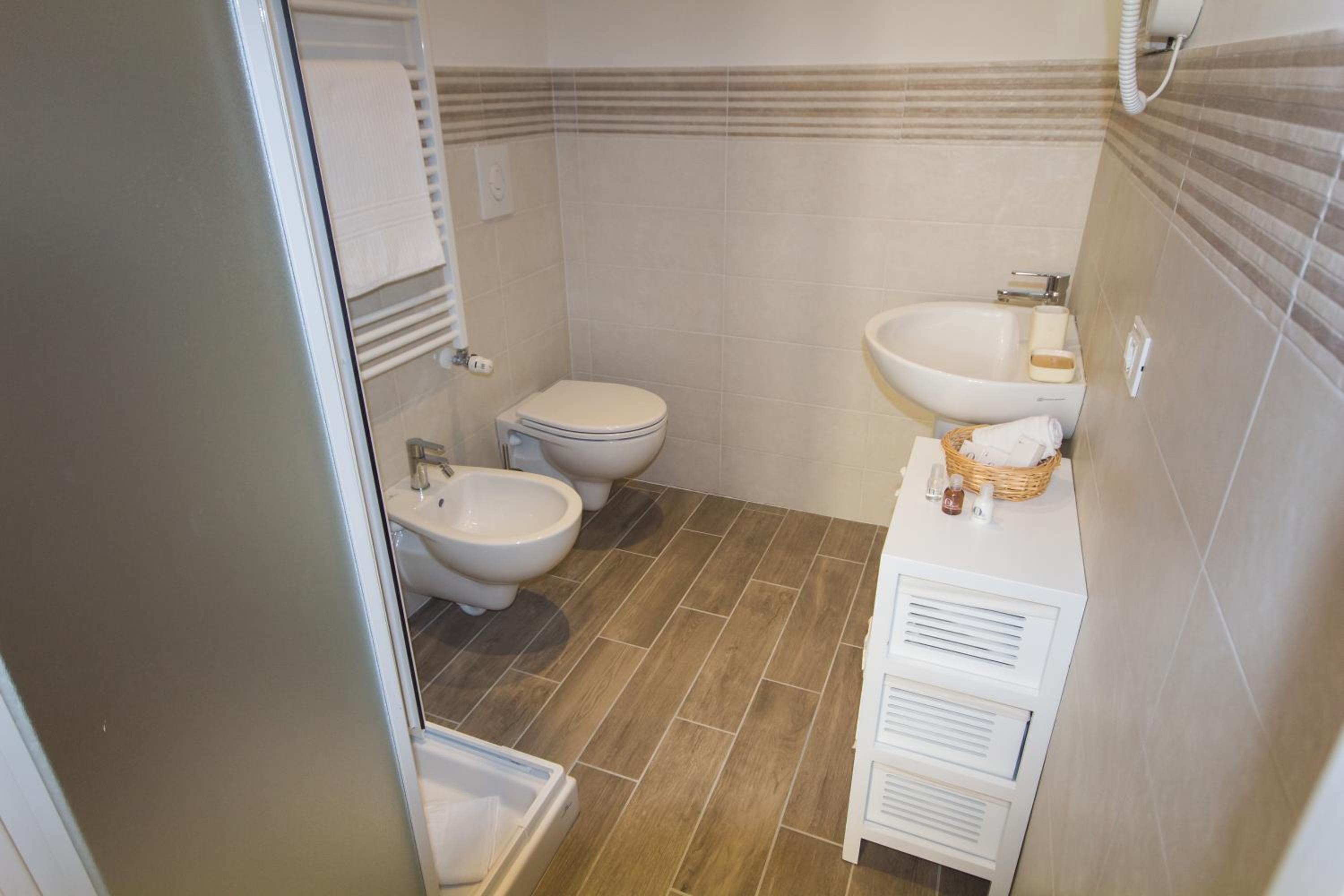Single Room with Private Bathroom photo 3