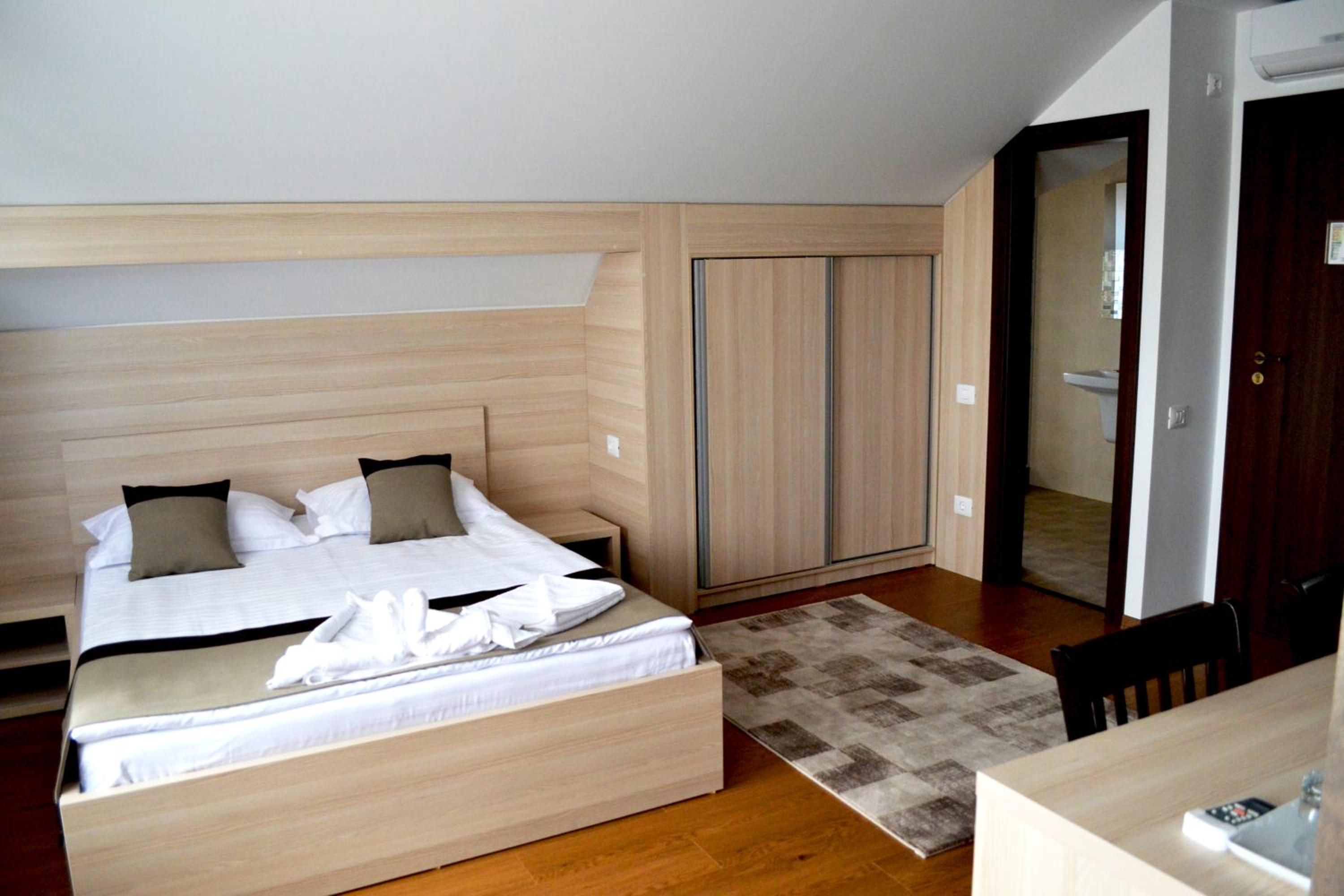 Family Room with Private Bathroom photo 2
