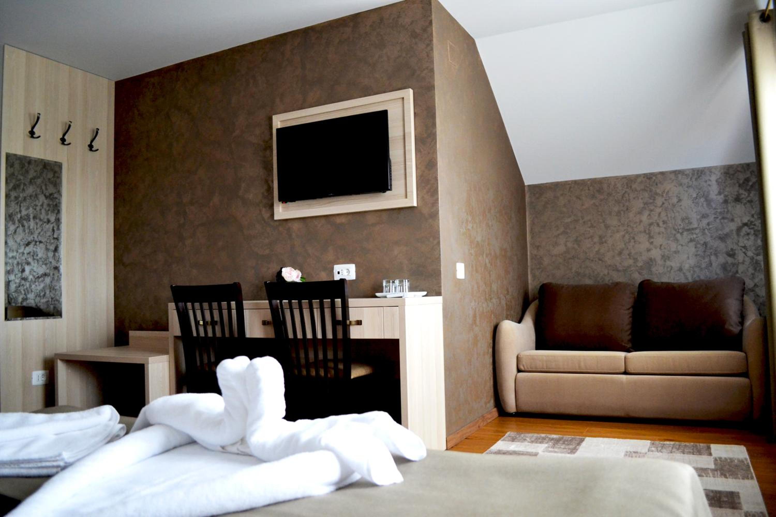 Family Room with Private Bathroom photo 3
