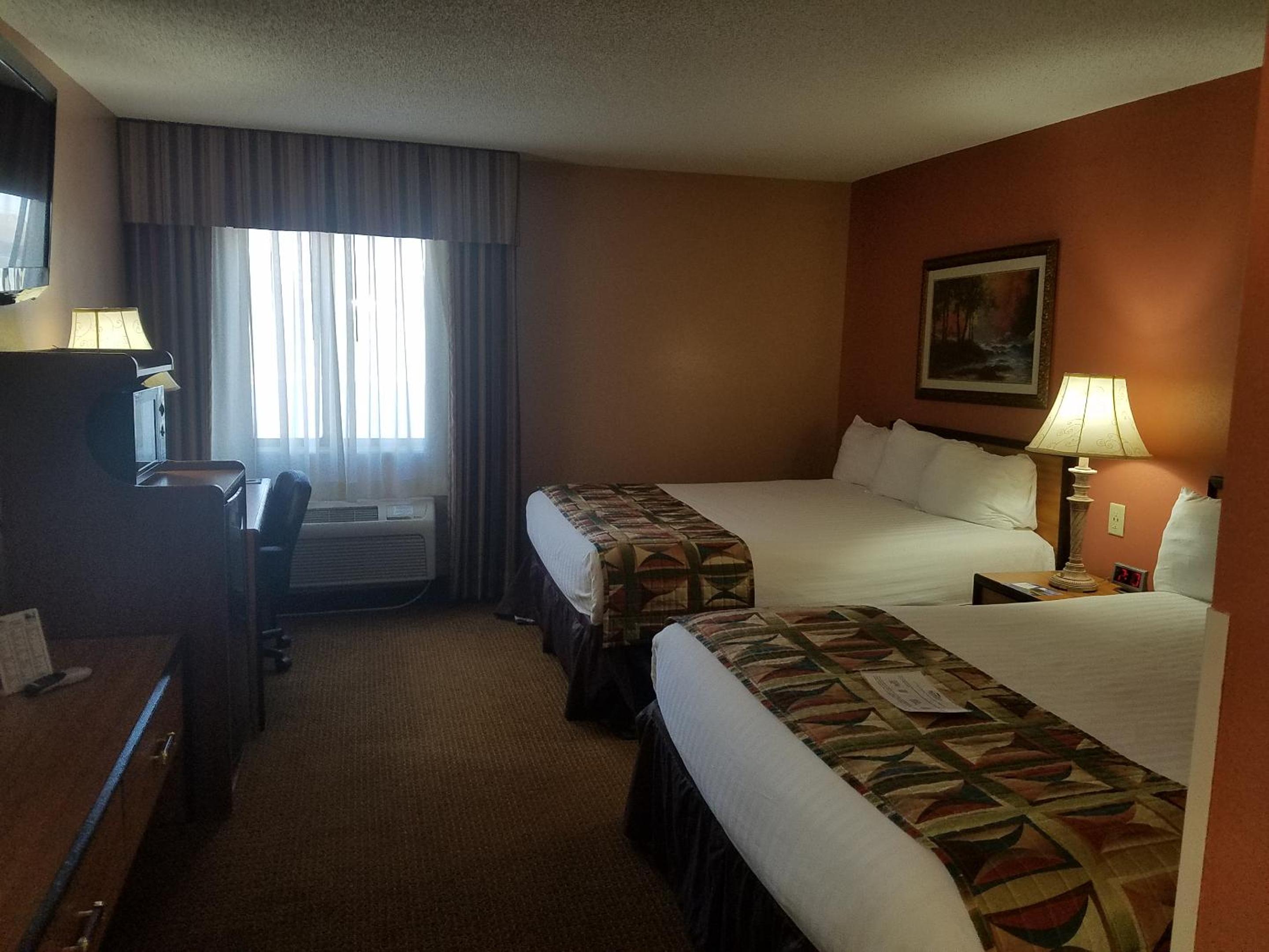 Deluxe Queen Room with Two Queen Beds - Non-Smoking - Photo 5
