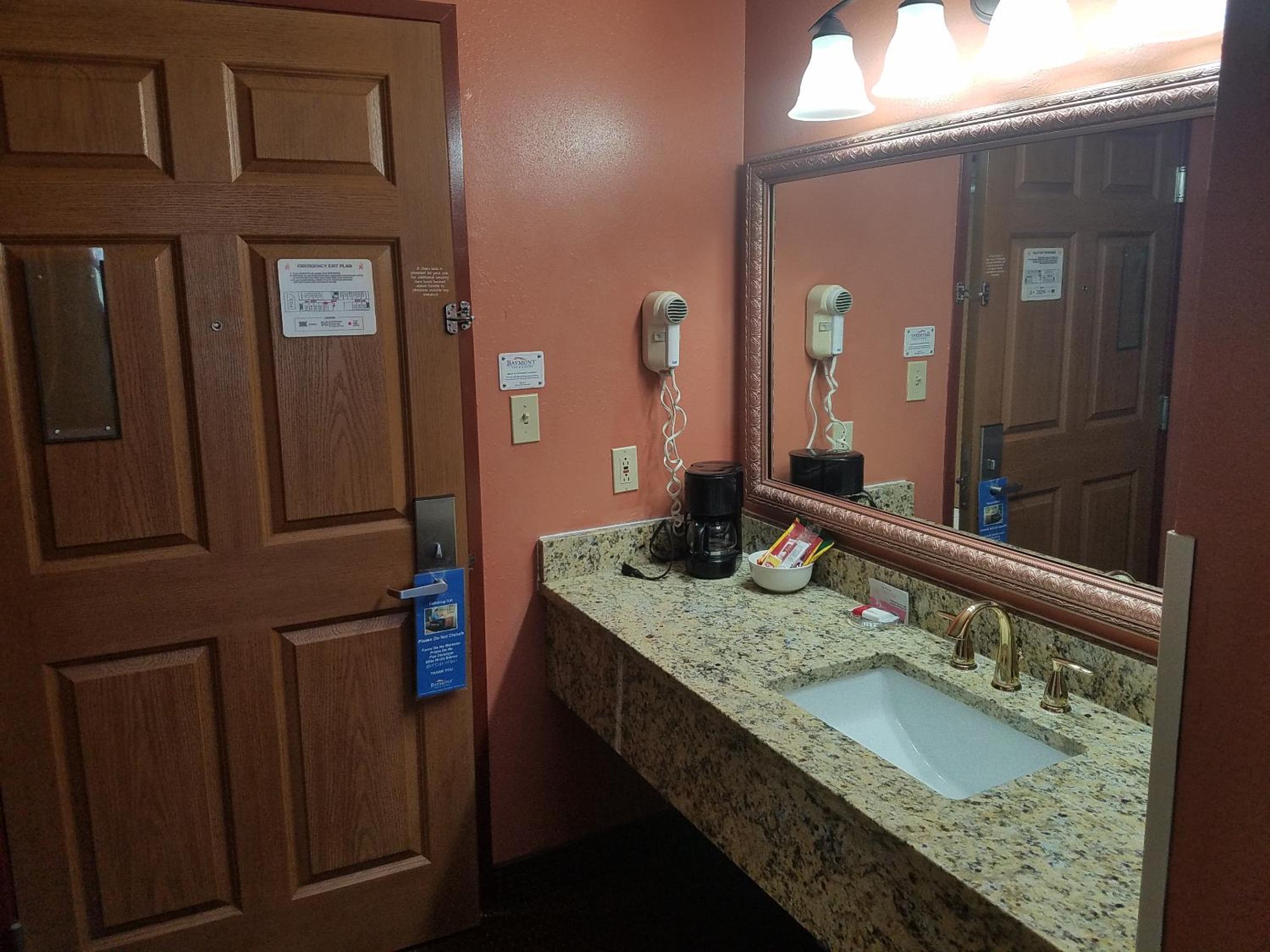 Deluxe Queen Room with Two Queen Beds - Non-Smoking - Photo 4