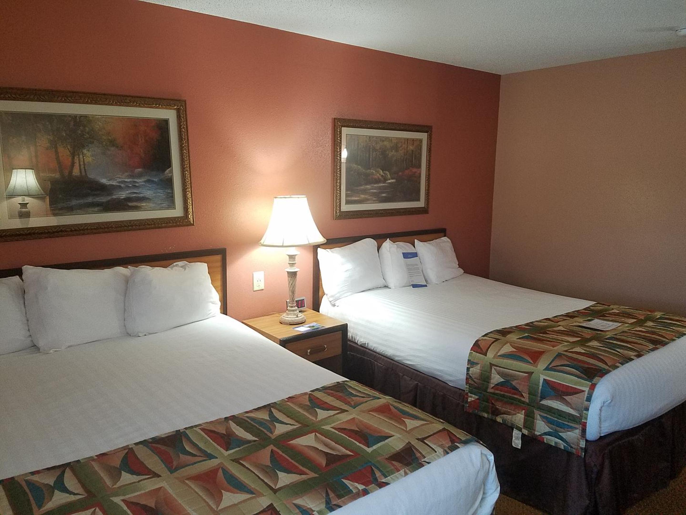 Deluxe Queen Room with Two Queen Beds - Non-Smoking - Photo 2