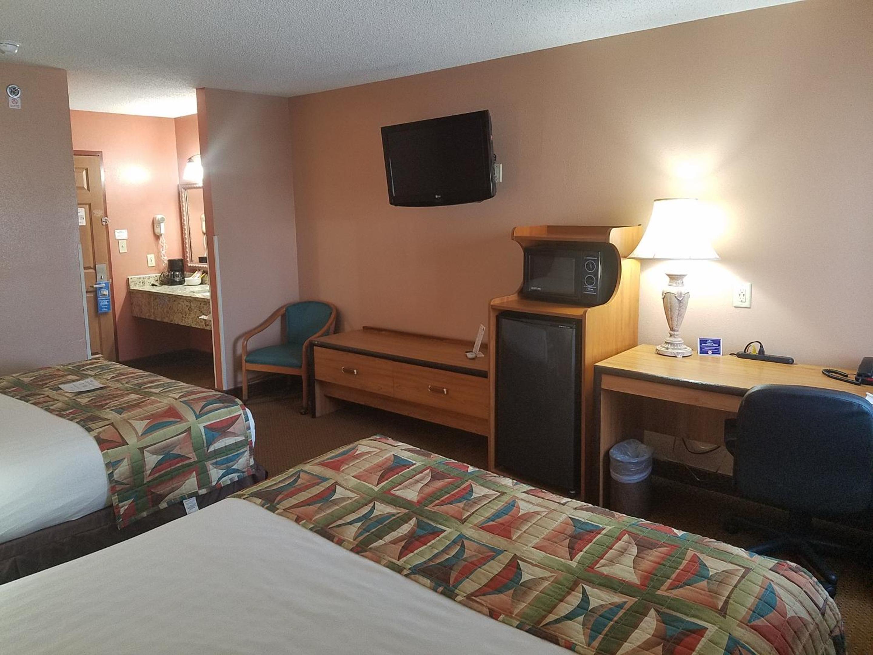Queen Room with Two Queen Beds- Non Smoking - Photo 1