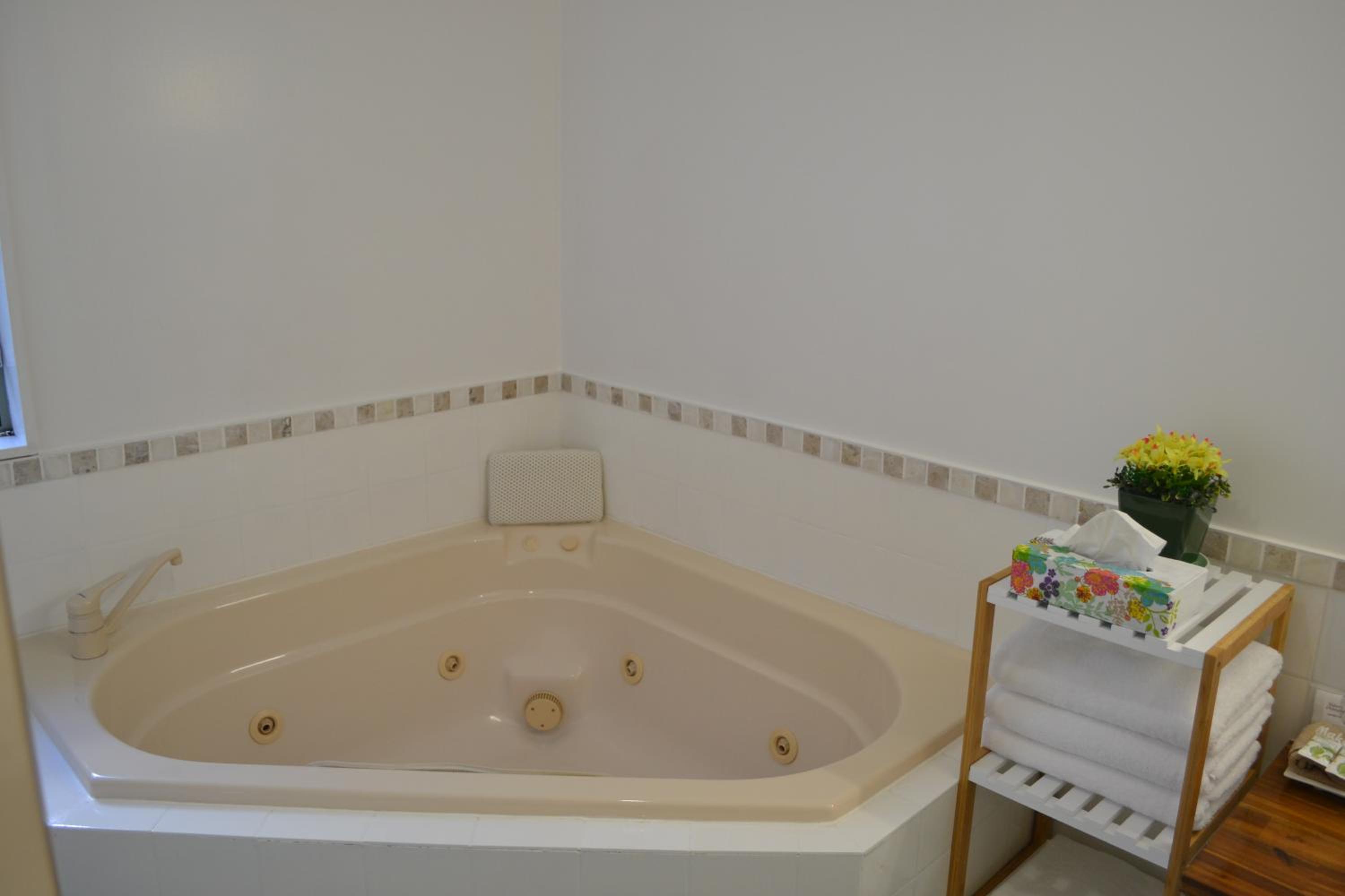 Queen Room with Spa Bath - Photo 4