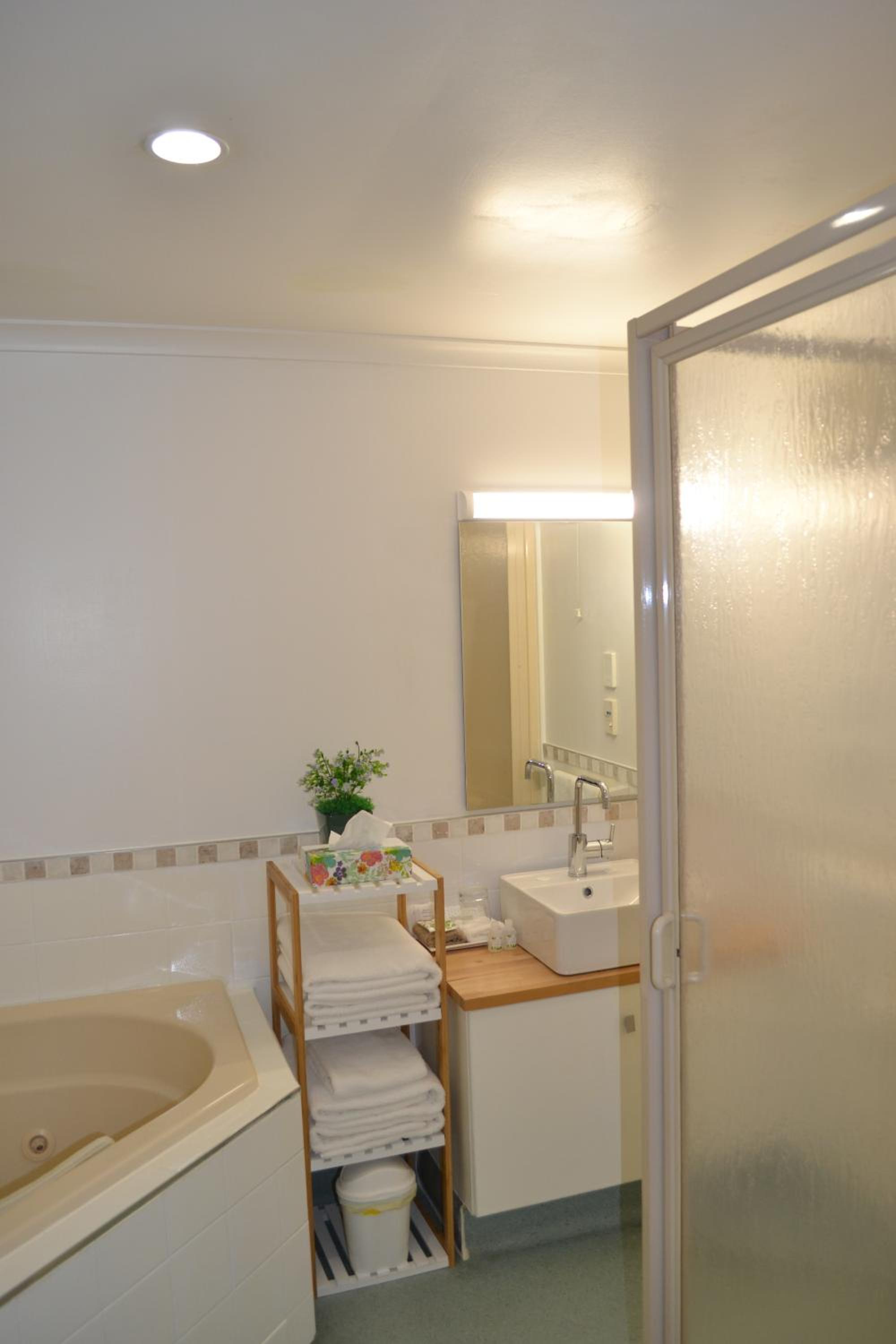 Queen Room with Spa Bath - Photo 2