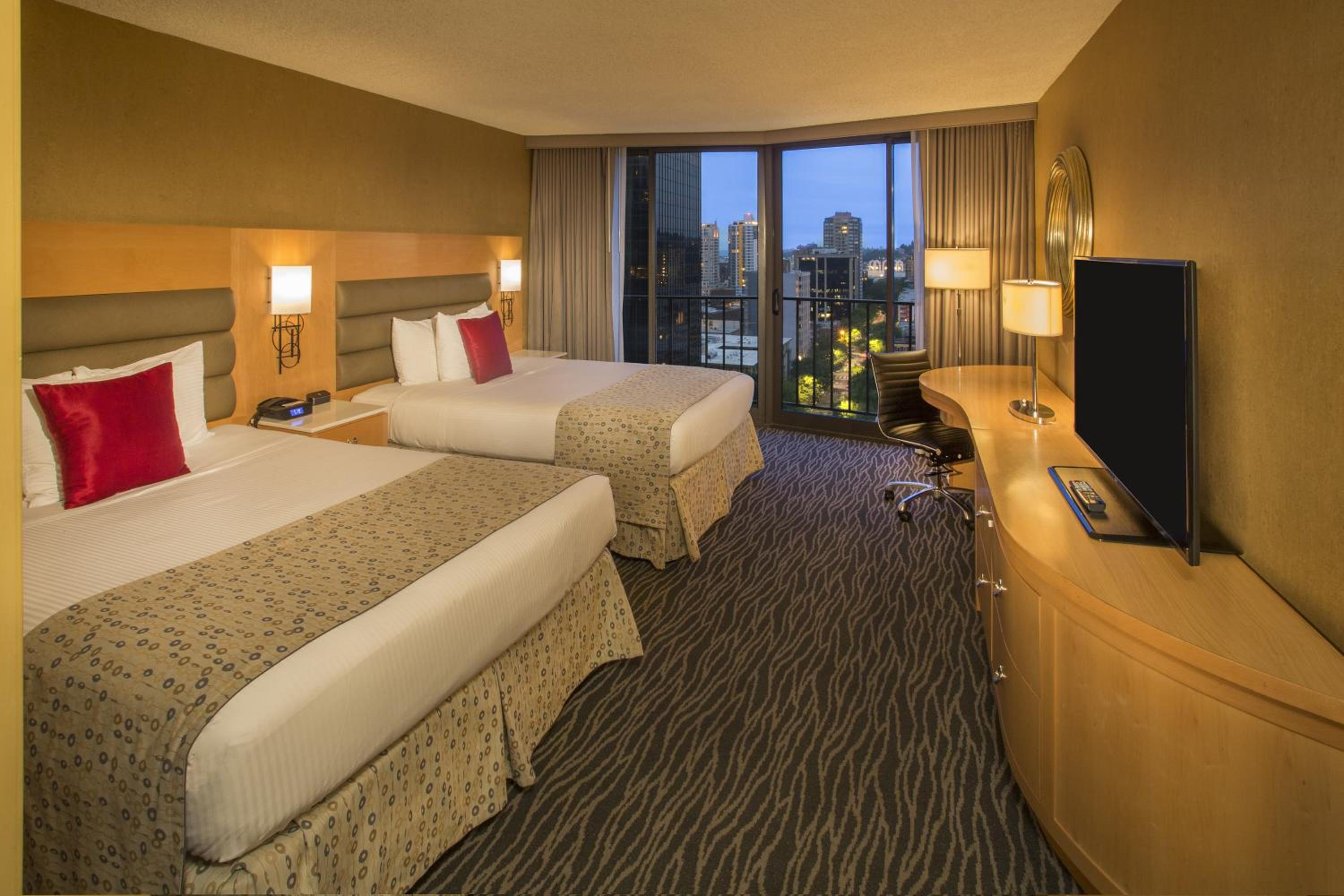 Executive Queen Room with Two Queen Beds with City View - Photo 3