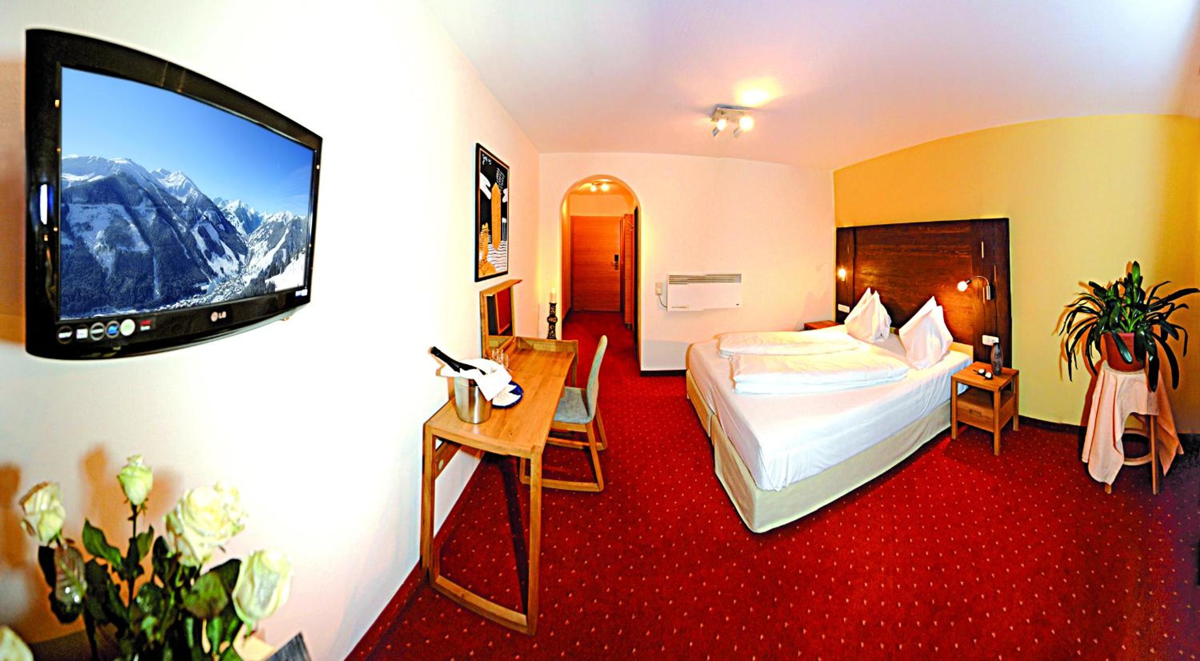 Double Room with Balcony - Photo 3