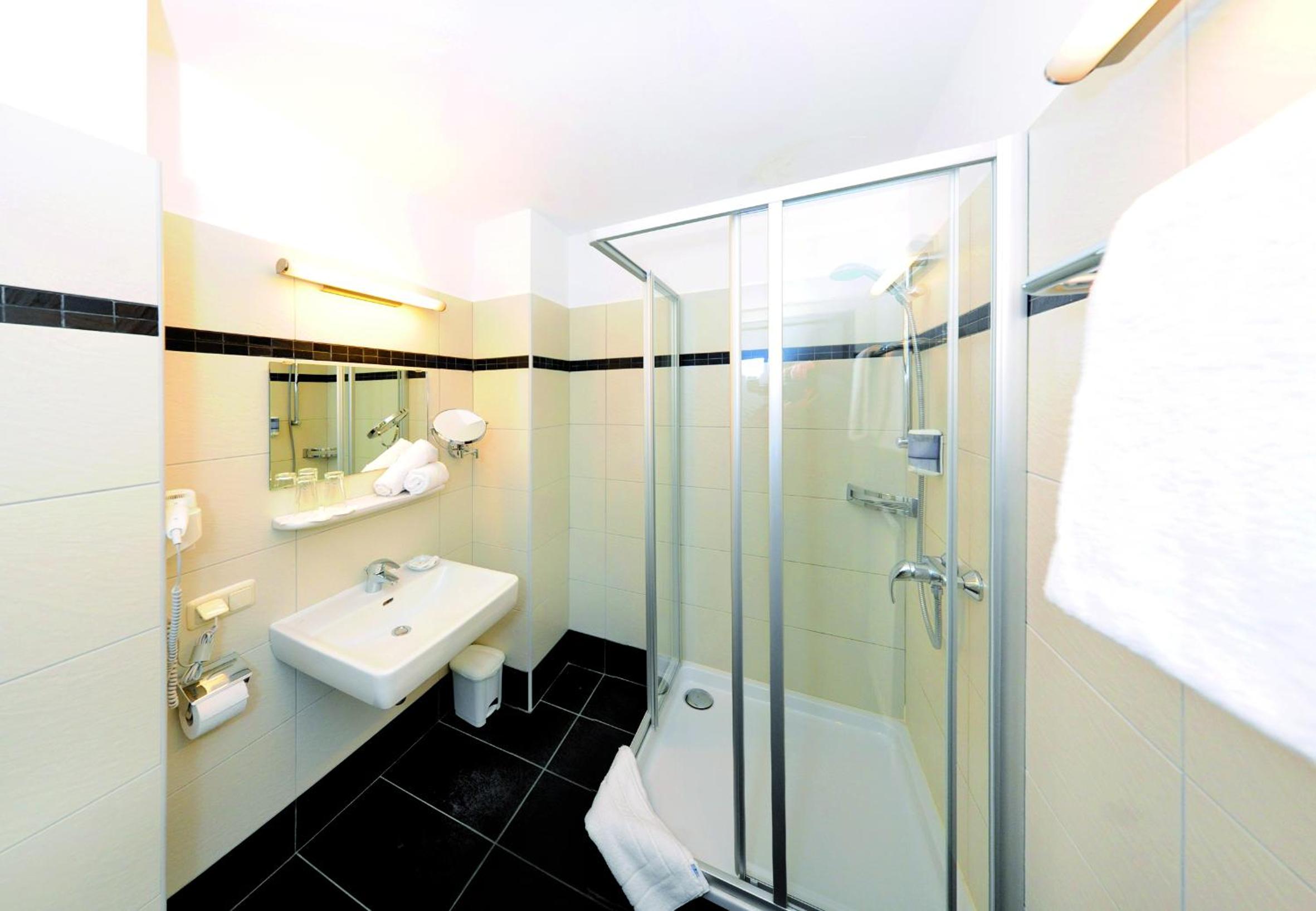 Double Room with Balcony - Photo 4