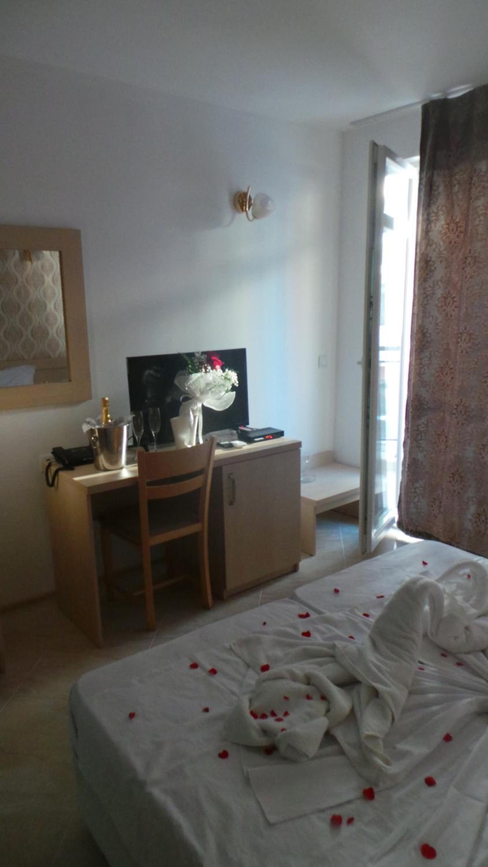 Twin Room (2 Adults + 1 Child) photo 3