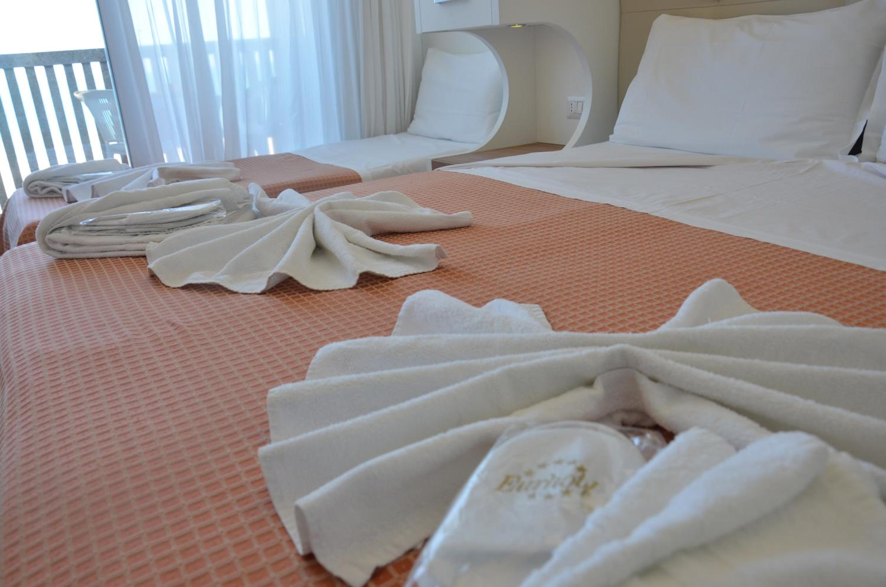 Triple Room with Balcony - Photo 5