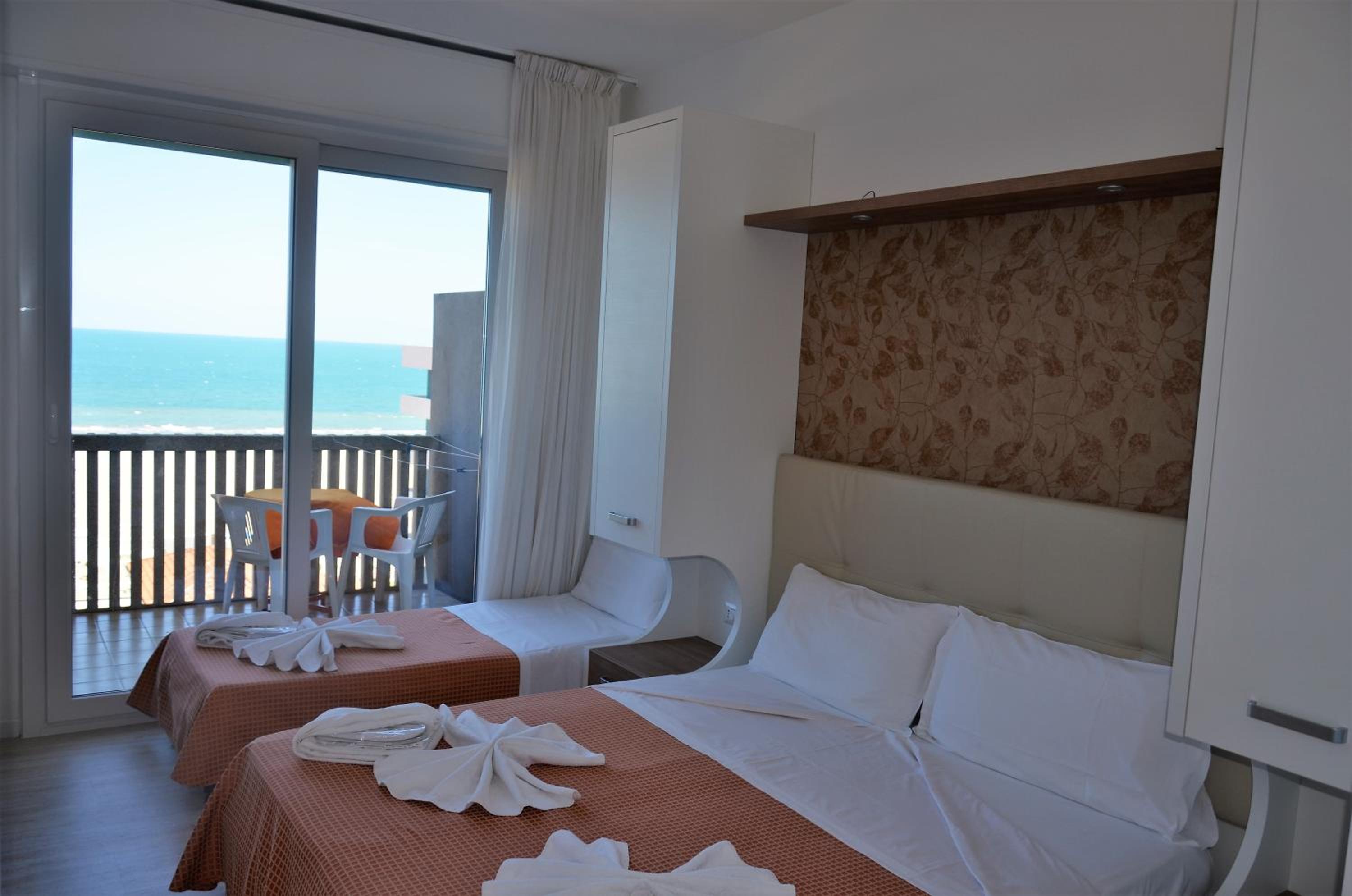 Triple Room with Balcony - Photo 7