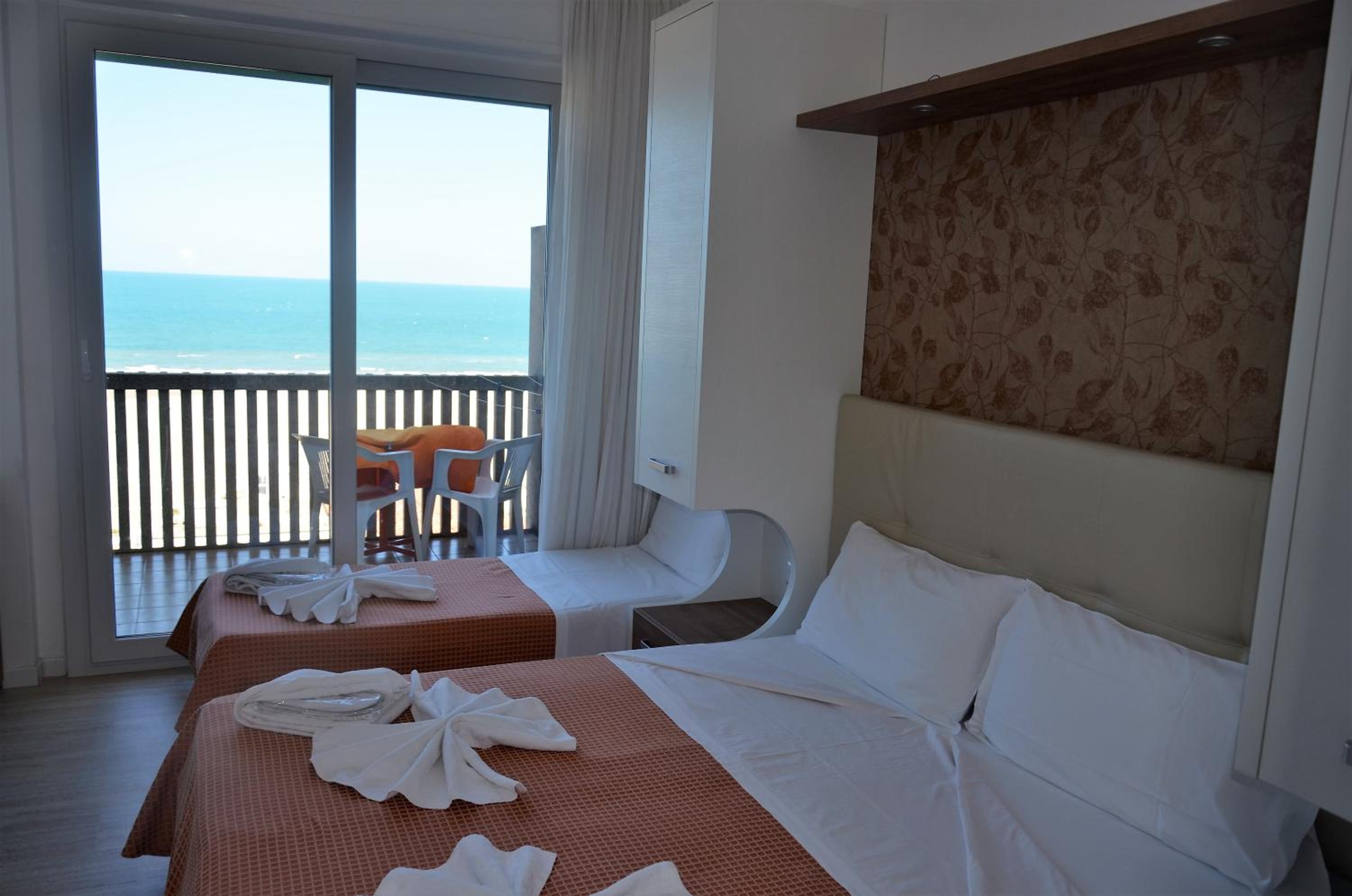 Triple Room with Balcony - Photo 10