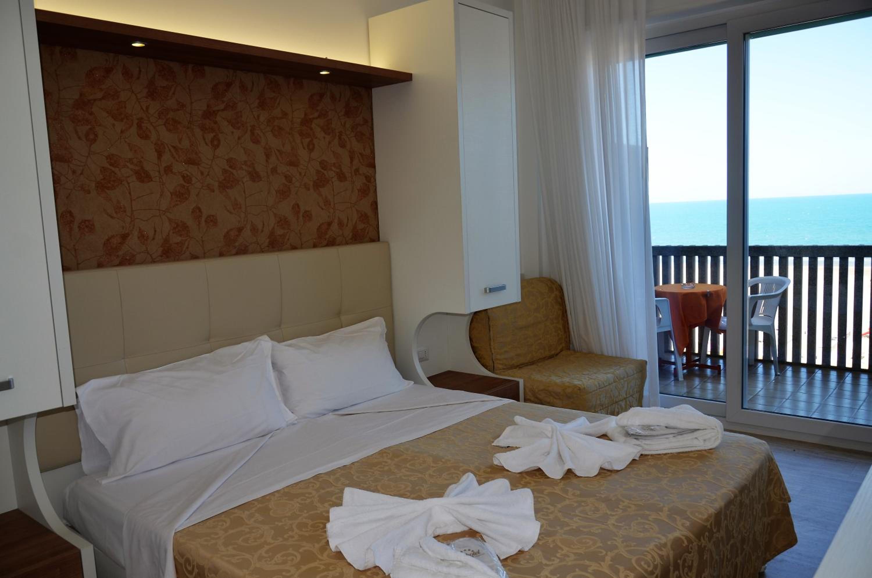 Triple Room with Balcony - Photo 23