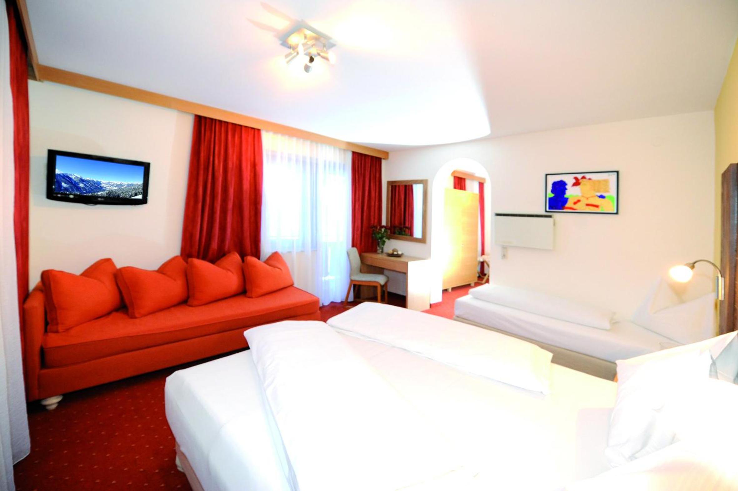 Superior Double Room with Balcony - Photo 2