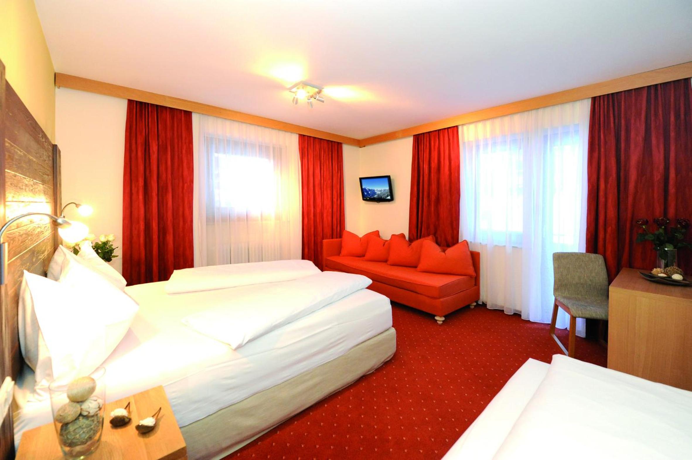 Superior Double Room with Balcony - Photo 3