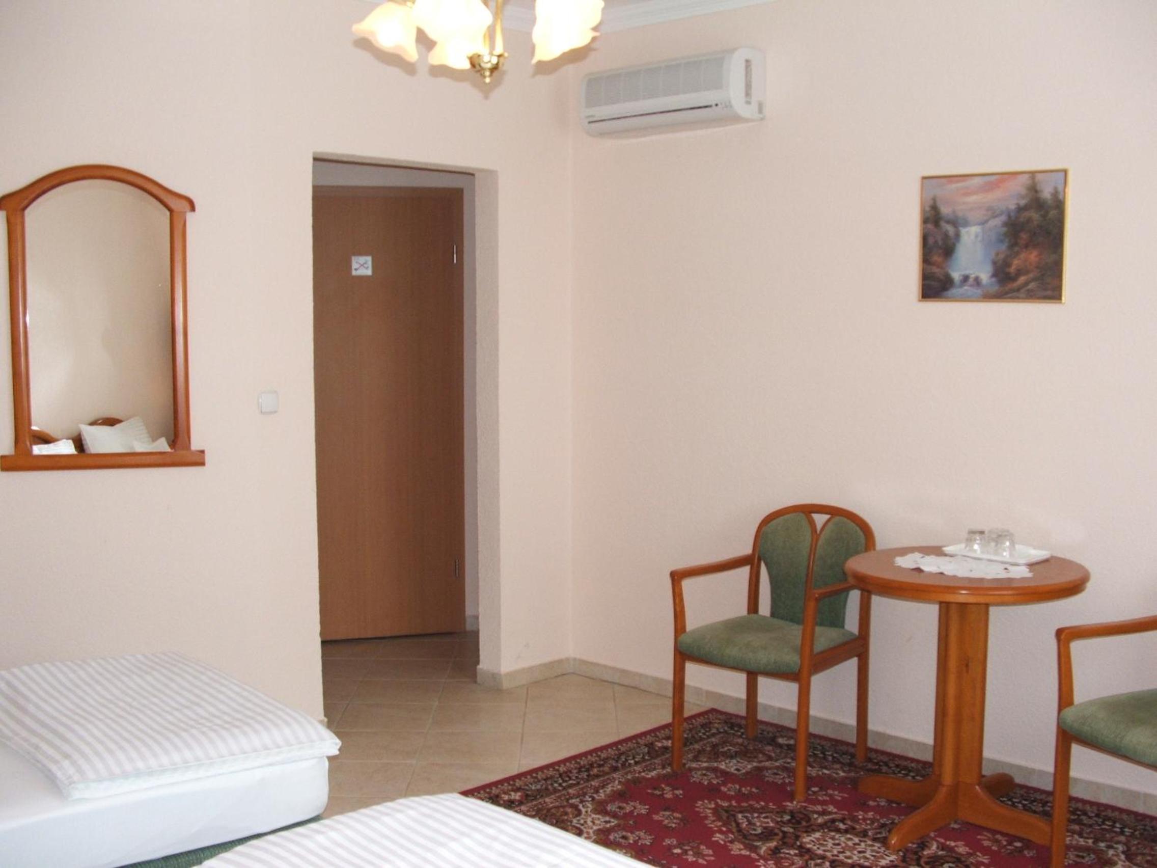 Double or Twin Room - Photo 4