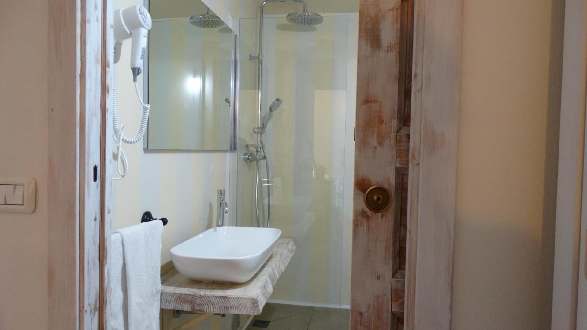 Double Room - Photo 8