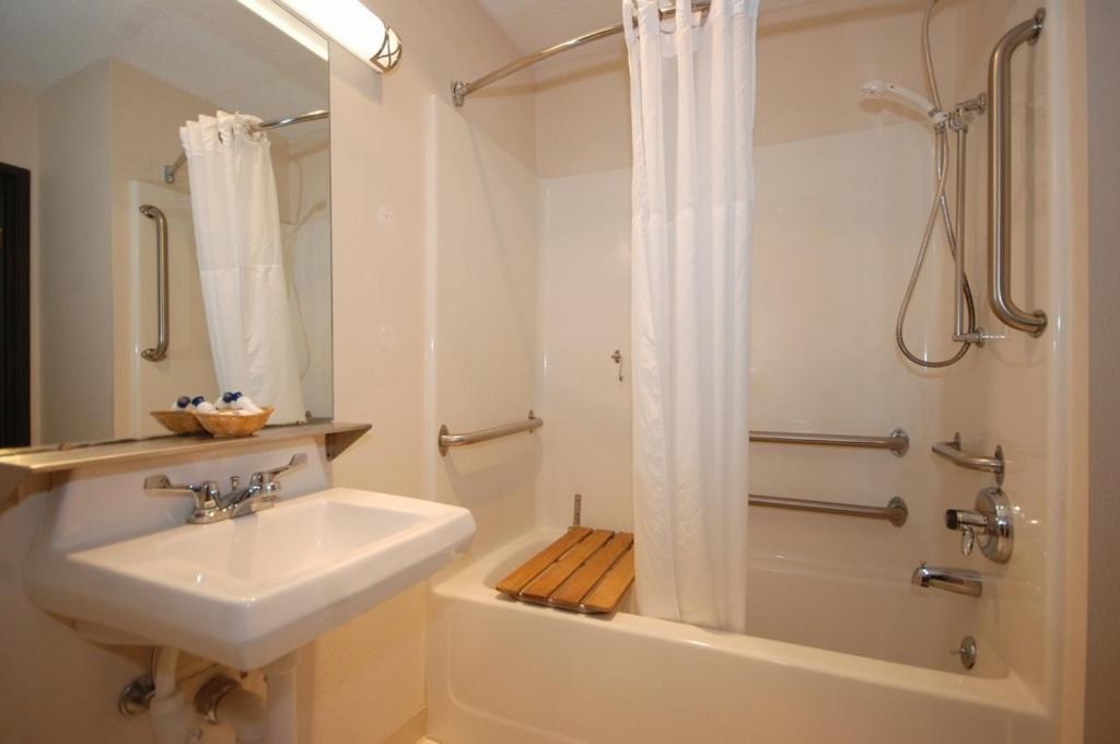 Deluxe Queen Room with Two Queen Beds - Non-Smoking - Photo 3