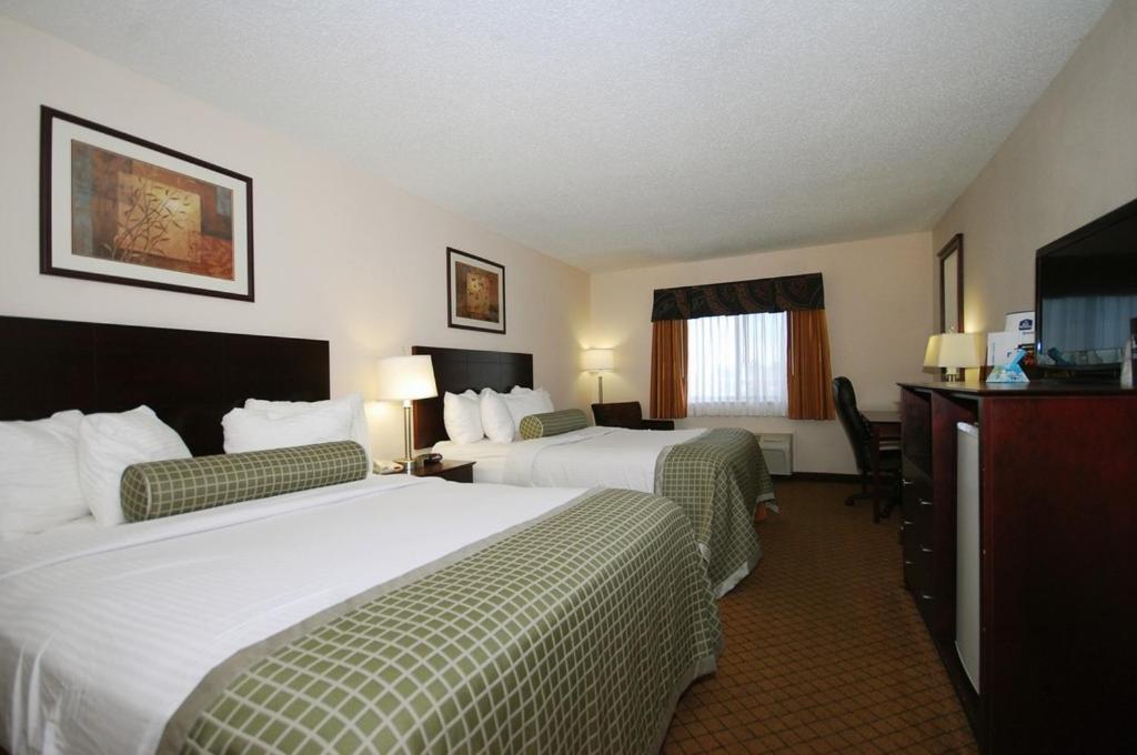 Deluxe Queen Room with Two Queen Beds - Non-Smoking - Photo 4