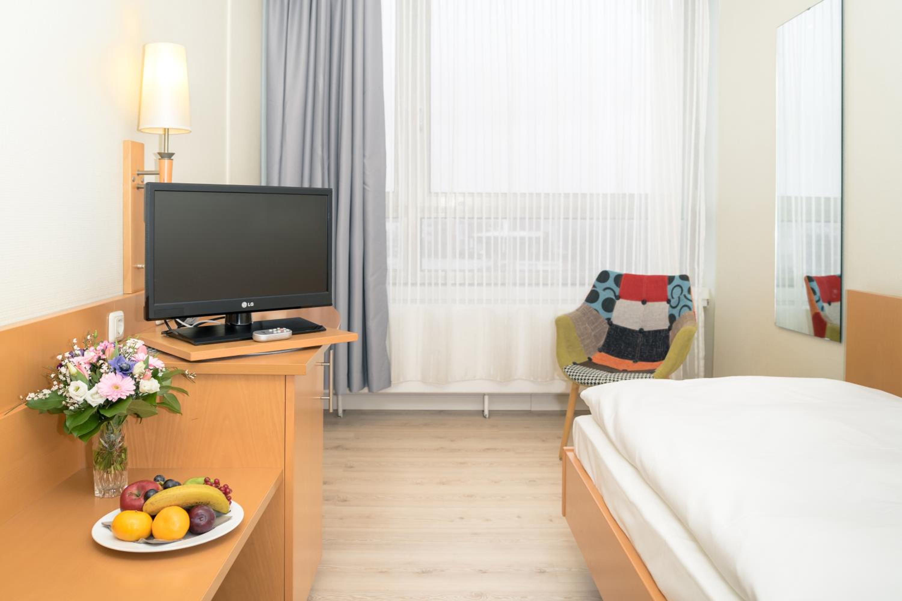Single Room thumbnail 6