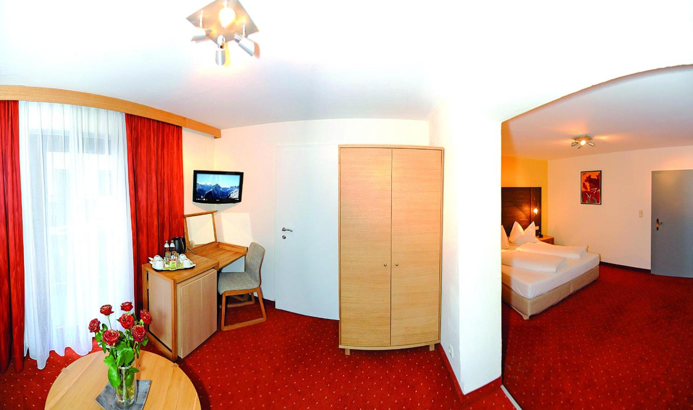 Suite with Balcony - Photo 2