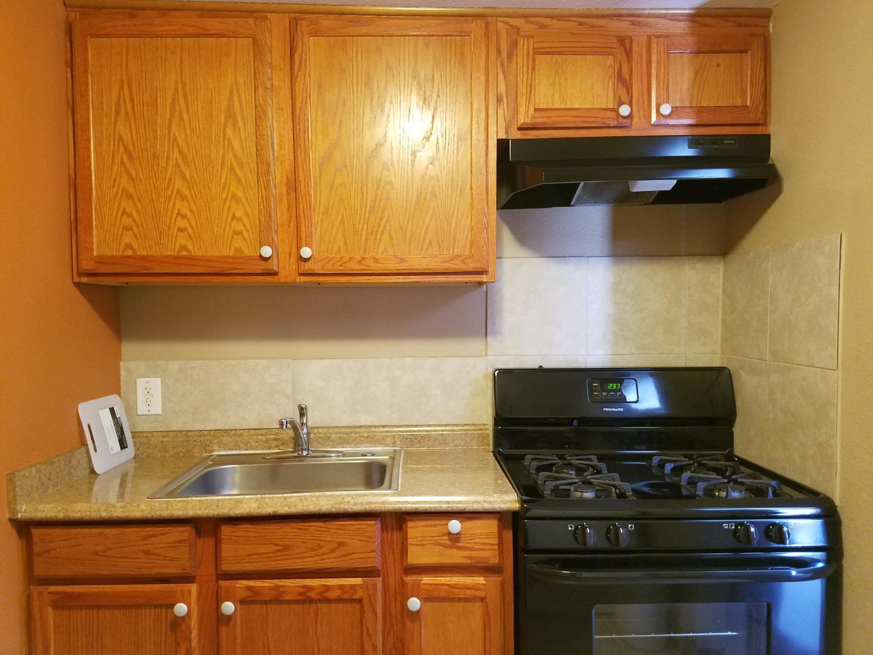 Deluxe Queen Room - with Kitchen - Photo 6